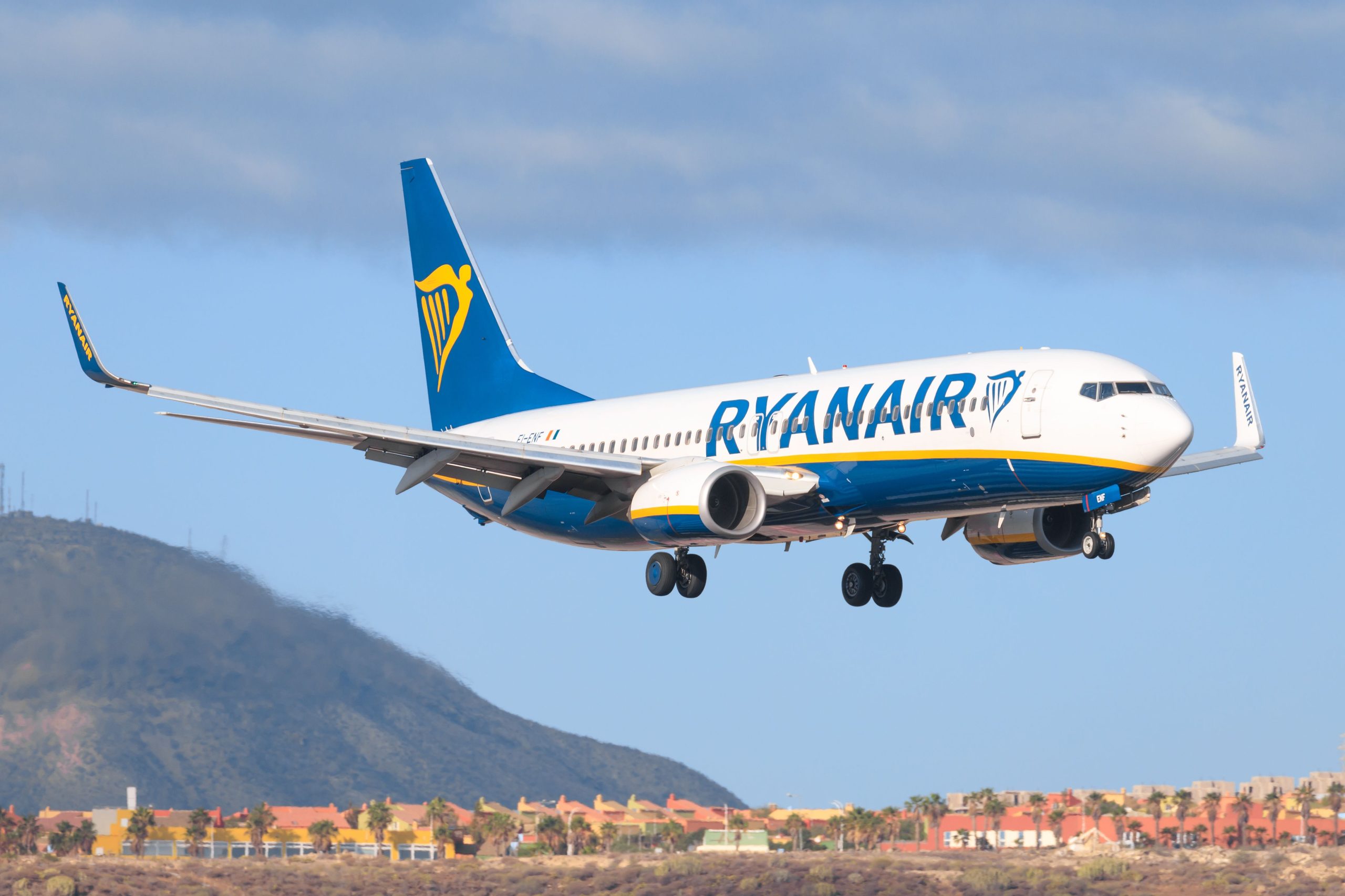 Ryanair corta vuelos de verano a través de aeropuertos clave en España en protesta por tarifas excesivas, dejando a los pasajeros sosteniendo sus bolsas
