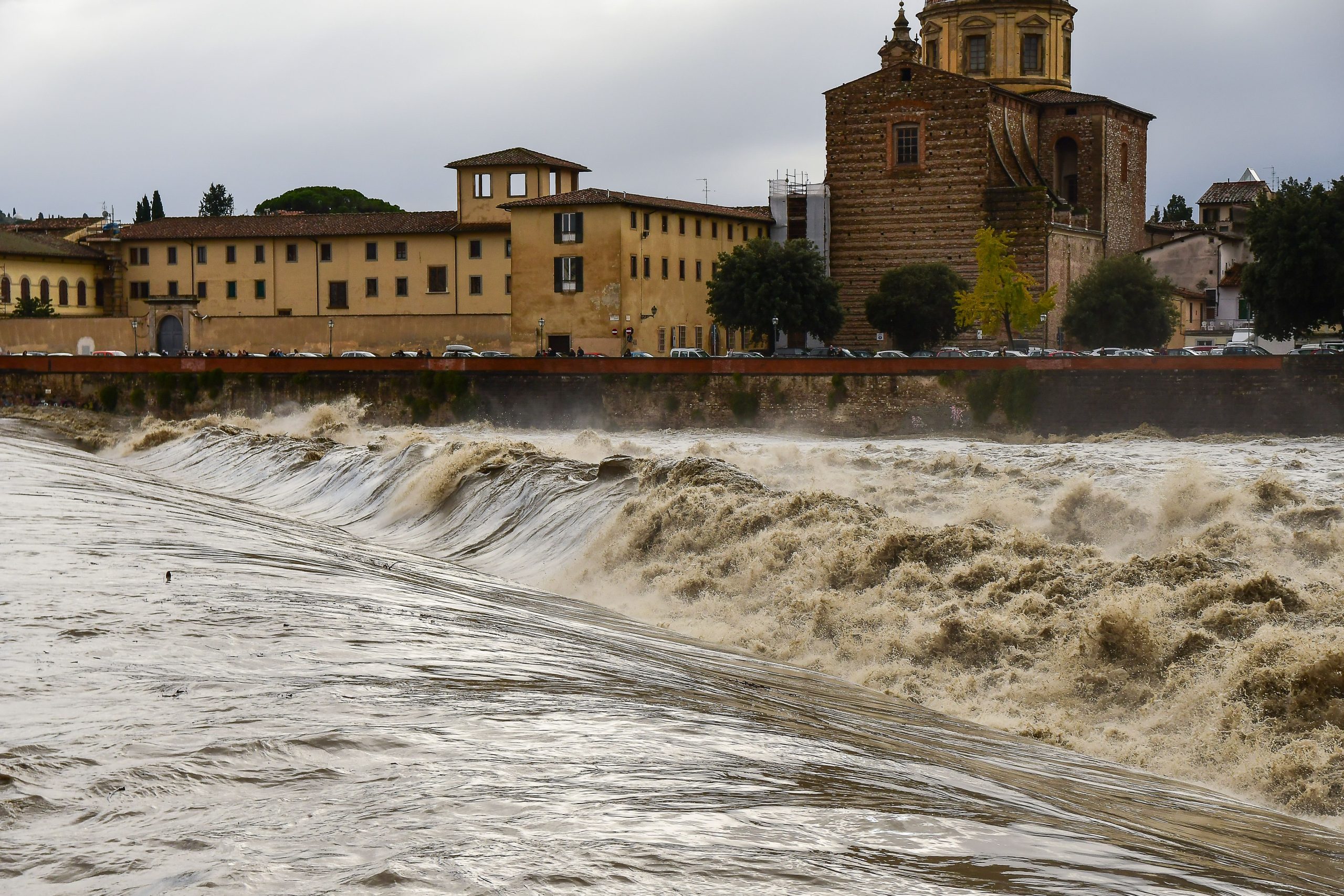 Pluies torrentielles et inondations généralisées à travers la Toscane et l'Emilia-Romagne évacuations et les fermetures de routes