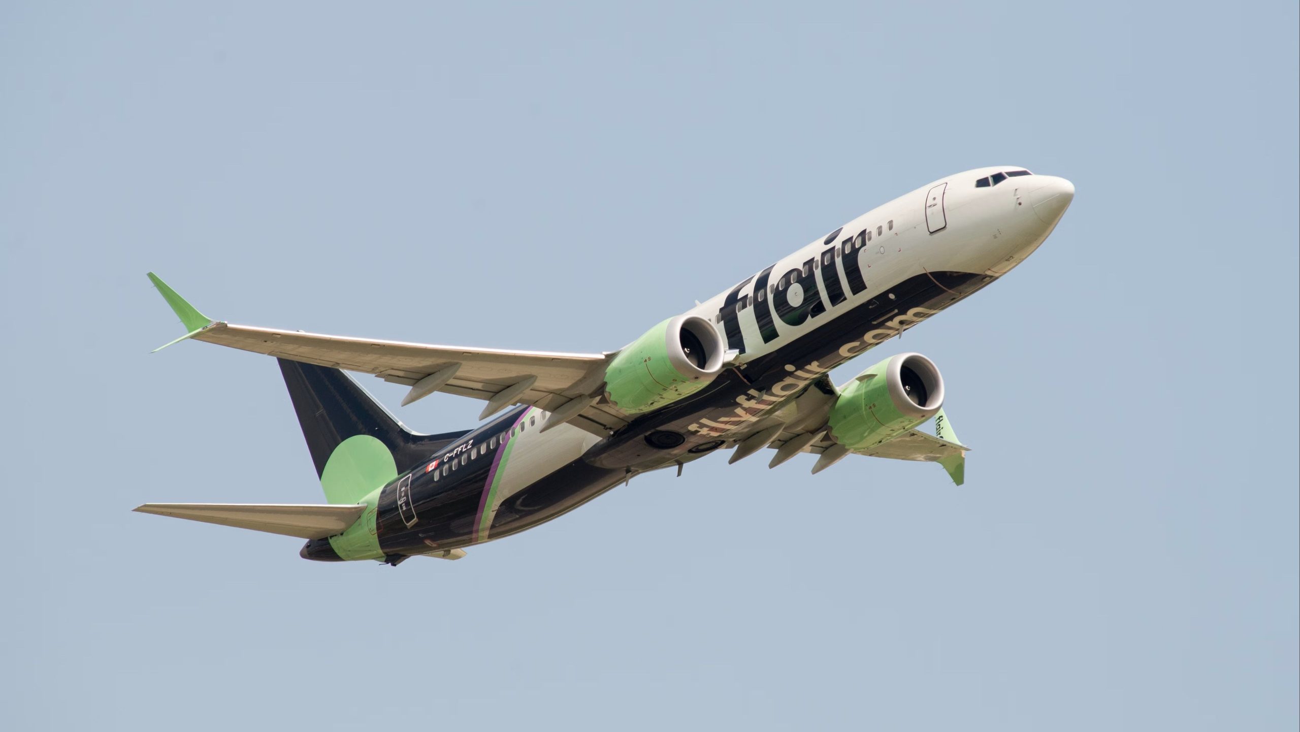 Flair Airlines Boeing 737 Max 8 La ventana de la cabina se rompe después del golpe de pájaro