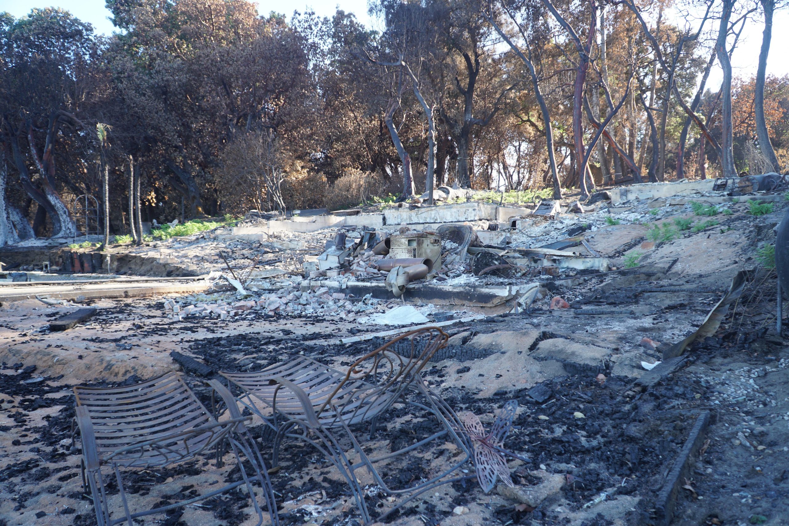 Le ruissellement des cendres toxiques, les glissements de terrain et les préoccupations d'inondation après la pluie indispensable arrivent enfin dans le sud de la Californie