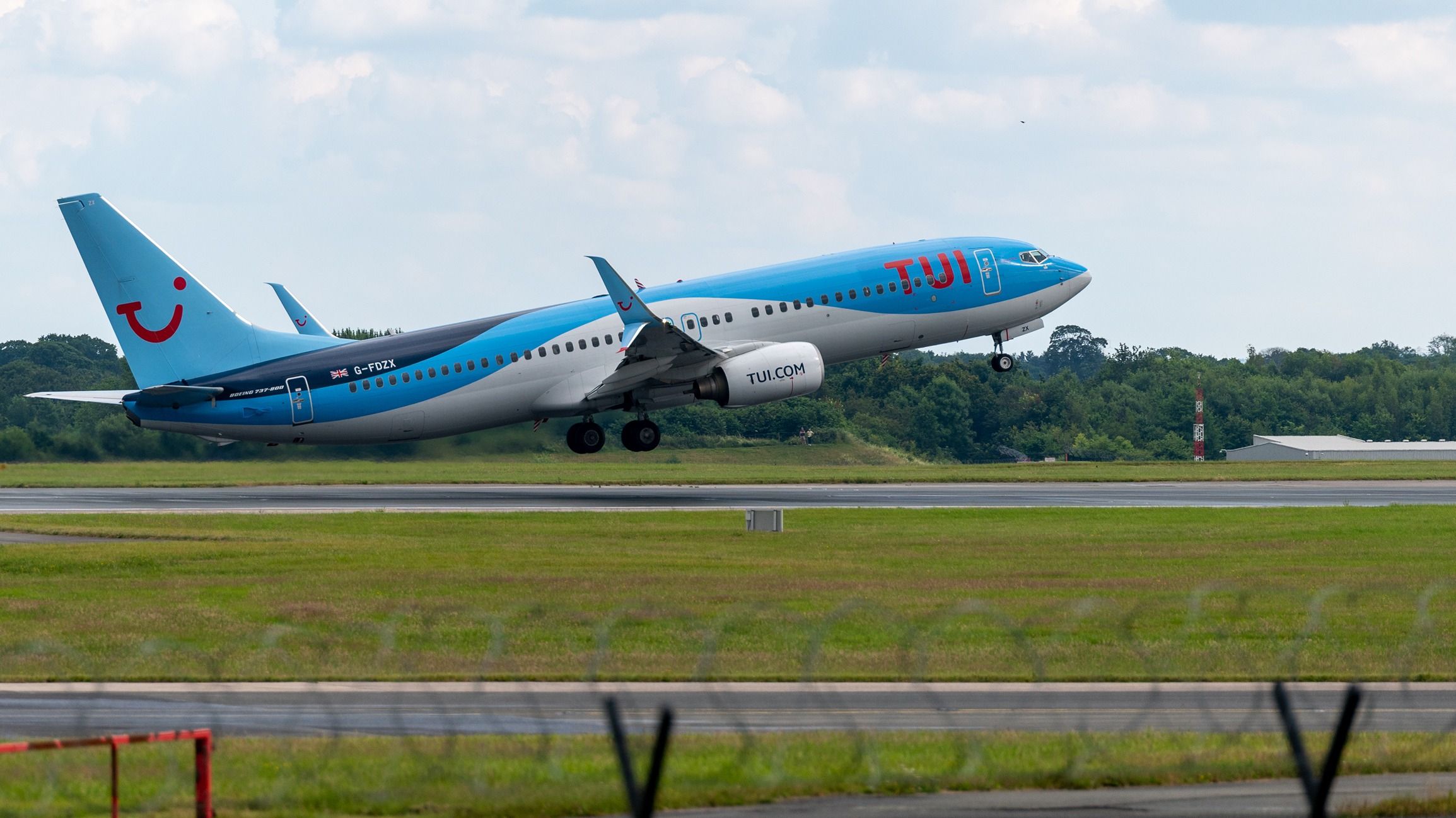 Aaib trouve que Boeing 737-800 a une défaillance automatique a conduit à la fin de la piste de TUI à 10 pieds