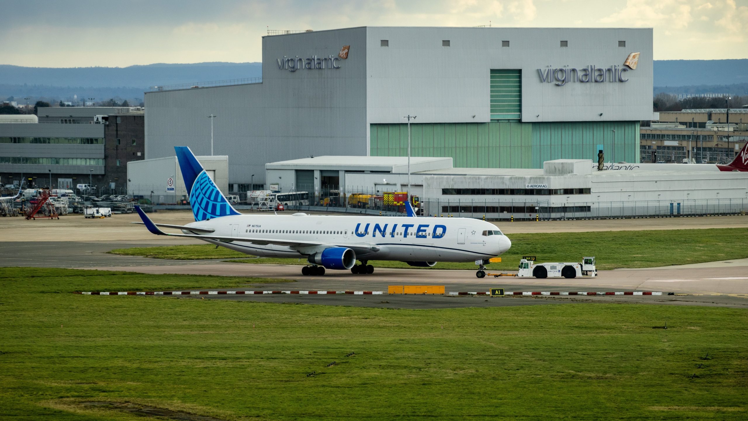 A United Airlines Boeing 767-300ER com apenas 70 passageiros a bordo retorna a Londres após falha do motor
