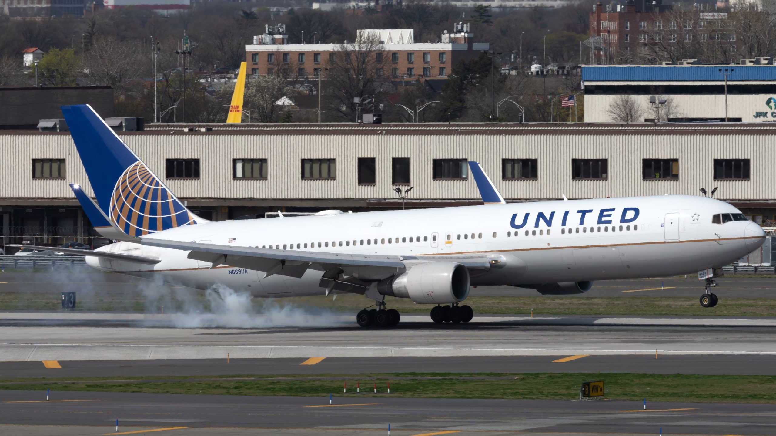 Pourquoi les avions atterrissent d'abord sur leurs roues arrière