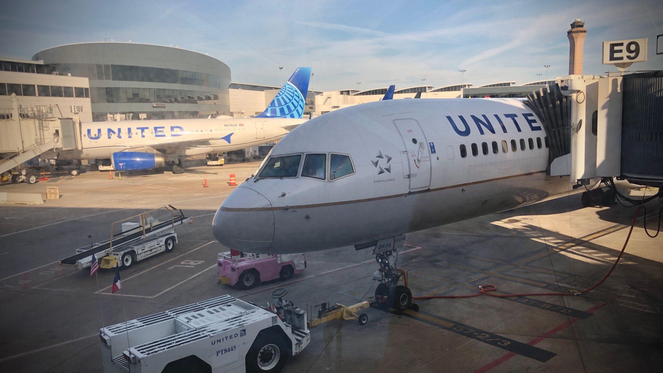 L'aereo della United Airlines scoppia in fiamme durante l'atterraggio di emergenza a Houston