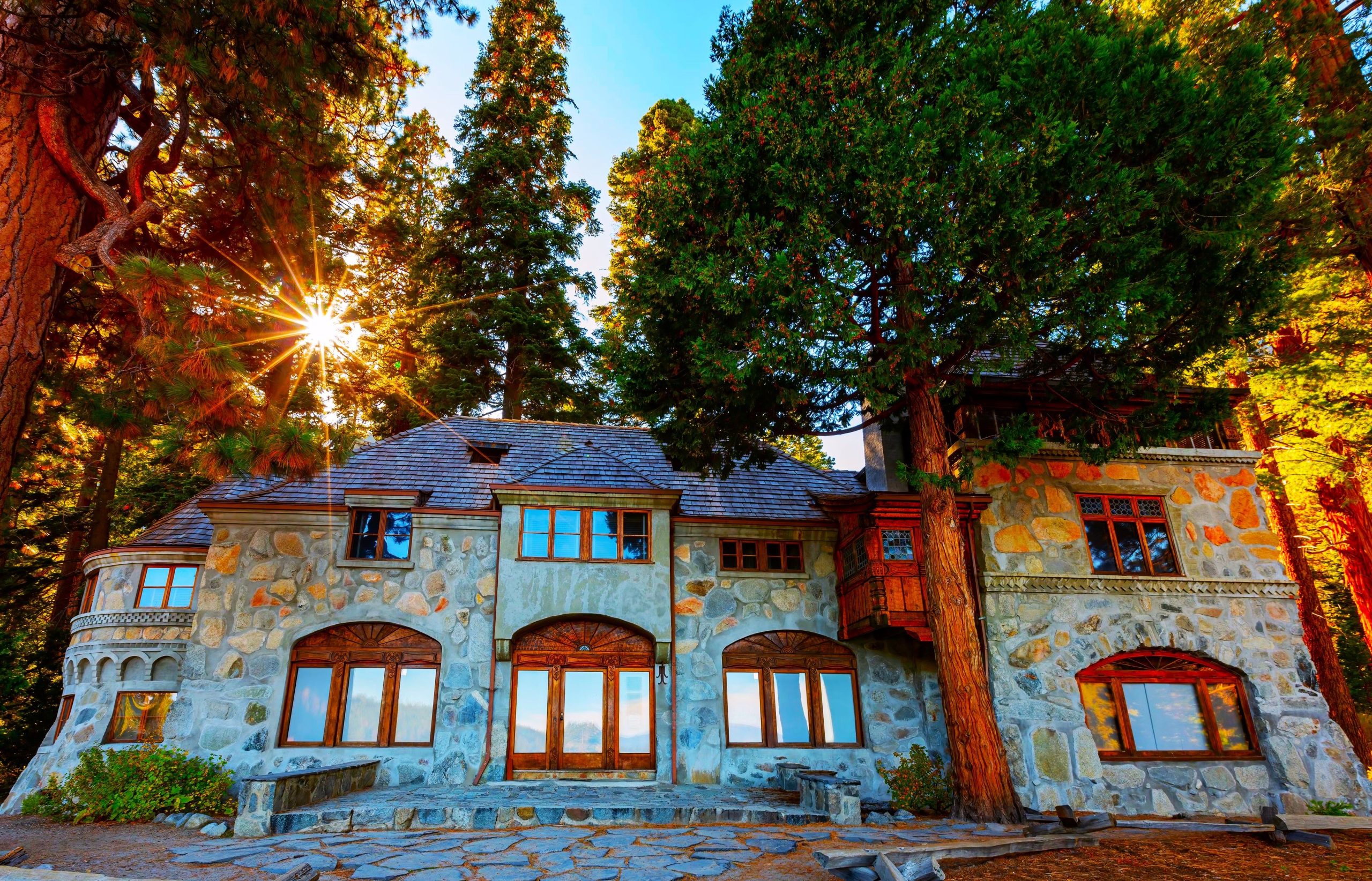 Le lac Tahoe a un château de style scandinave niché dans un parc d'État pittoresque