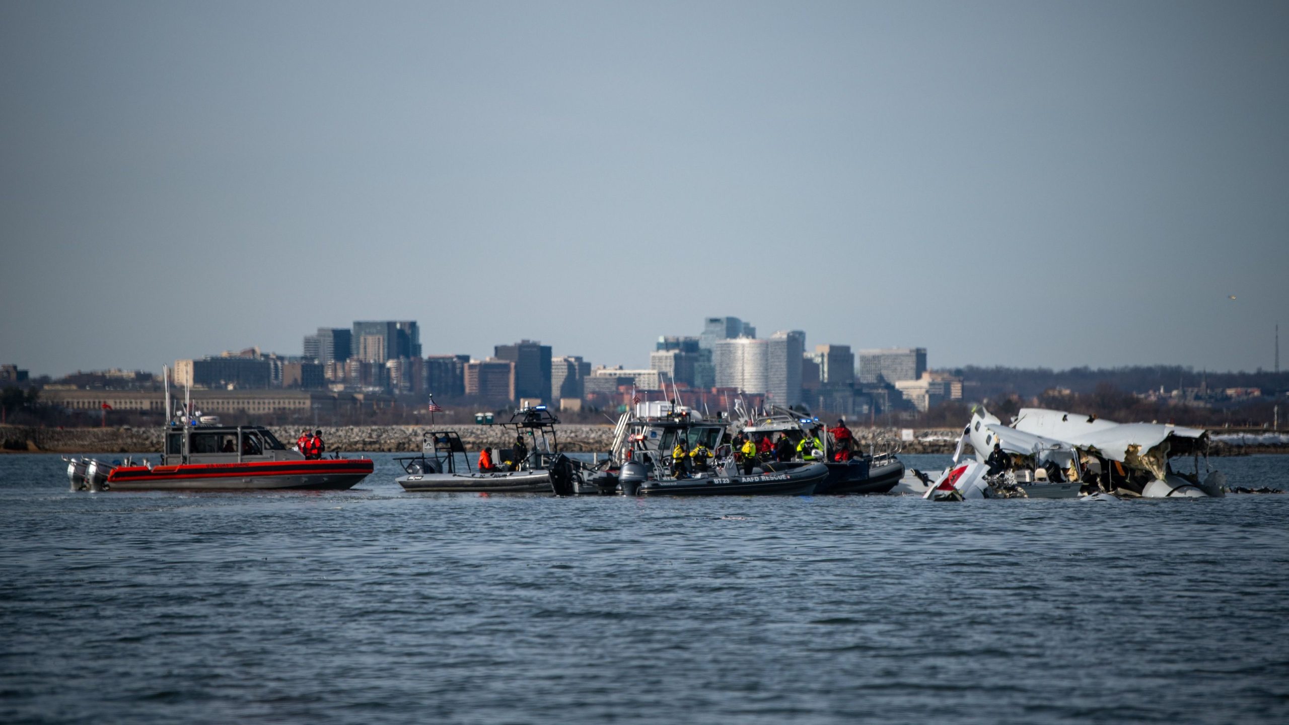 El secretario del USDOT se reúne con las familias de las víctimas del accidente del águila estadounidense promete la "transparencia" en la investigación