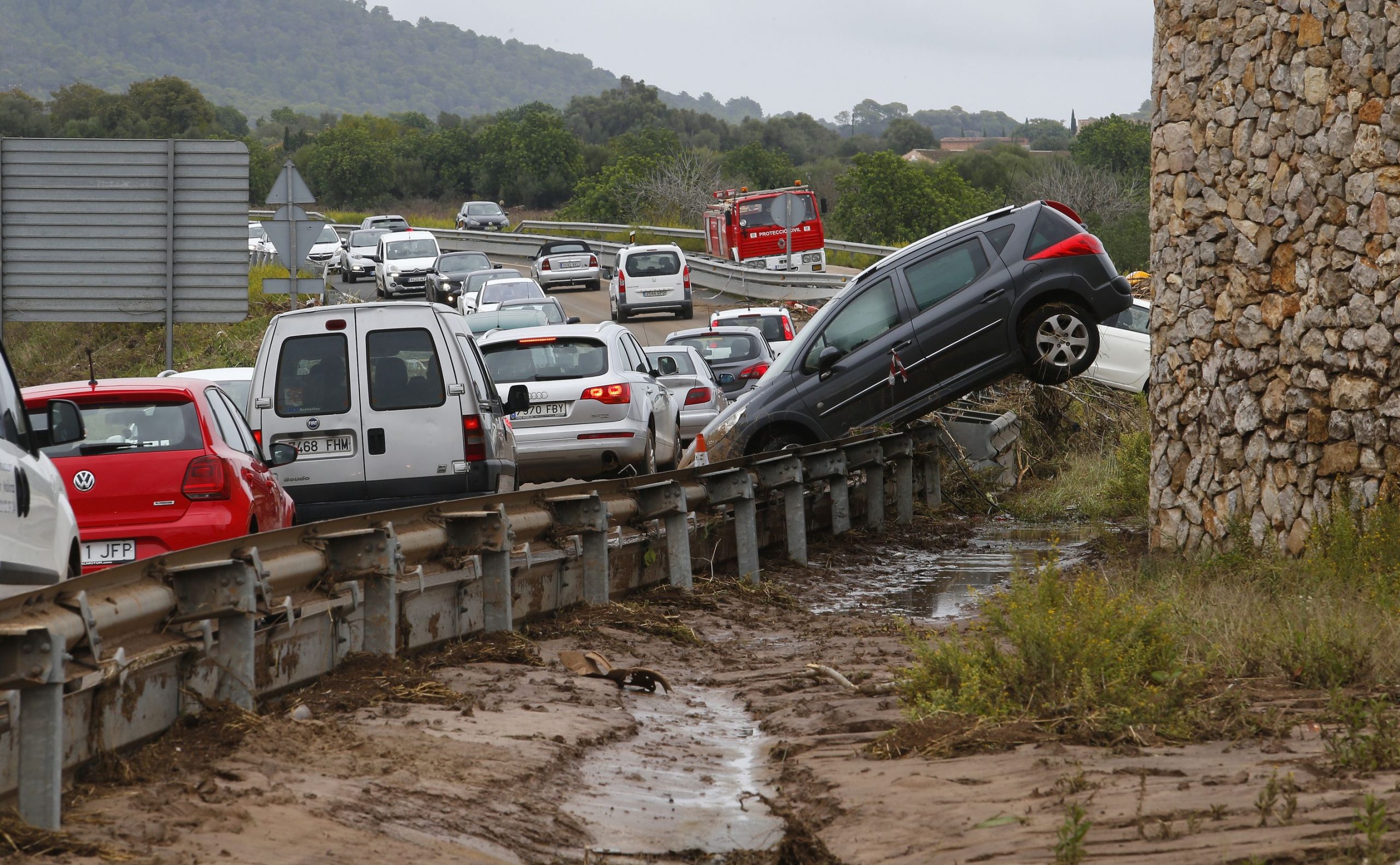 A Espanha inunda mais recente: Storm of the Century afirma que quase 160 vidas como uma busca desesperada pela falta, continua
