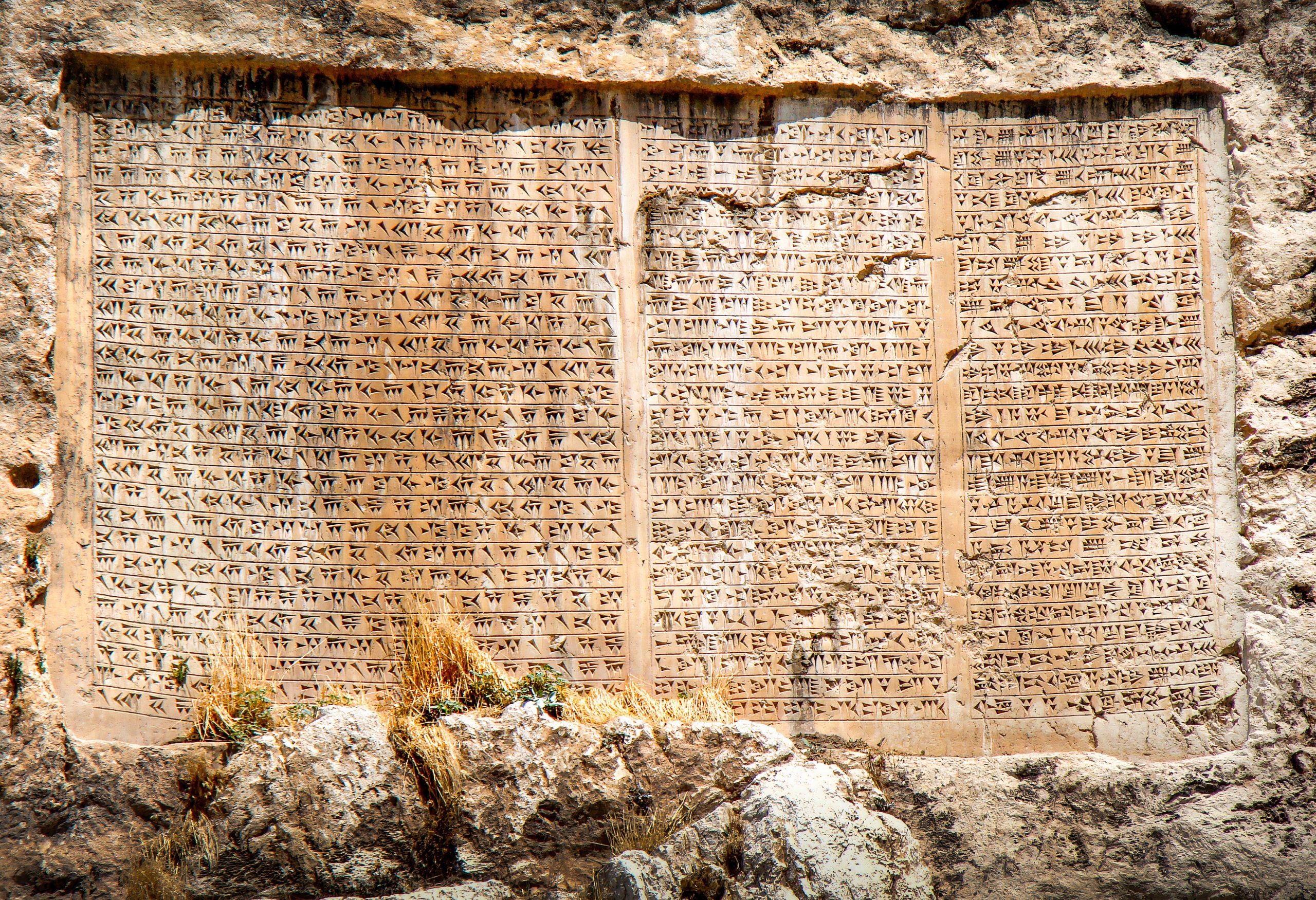 Se descubrió una misteriosa tableta de piedra marcada con un idioma desconocido en Georgia.
