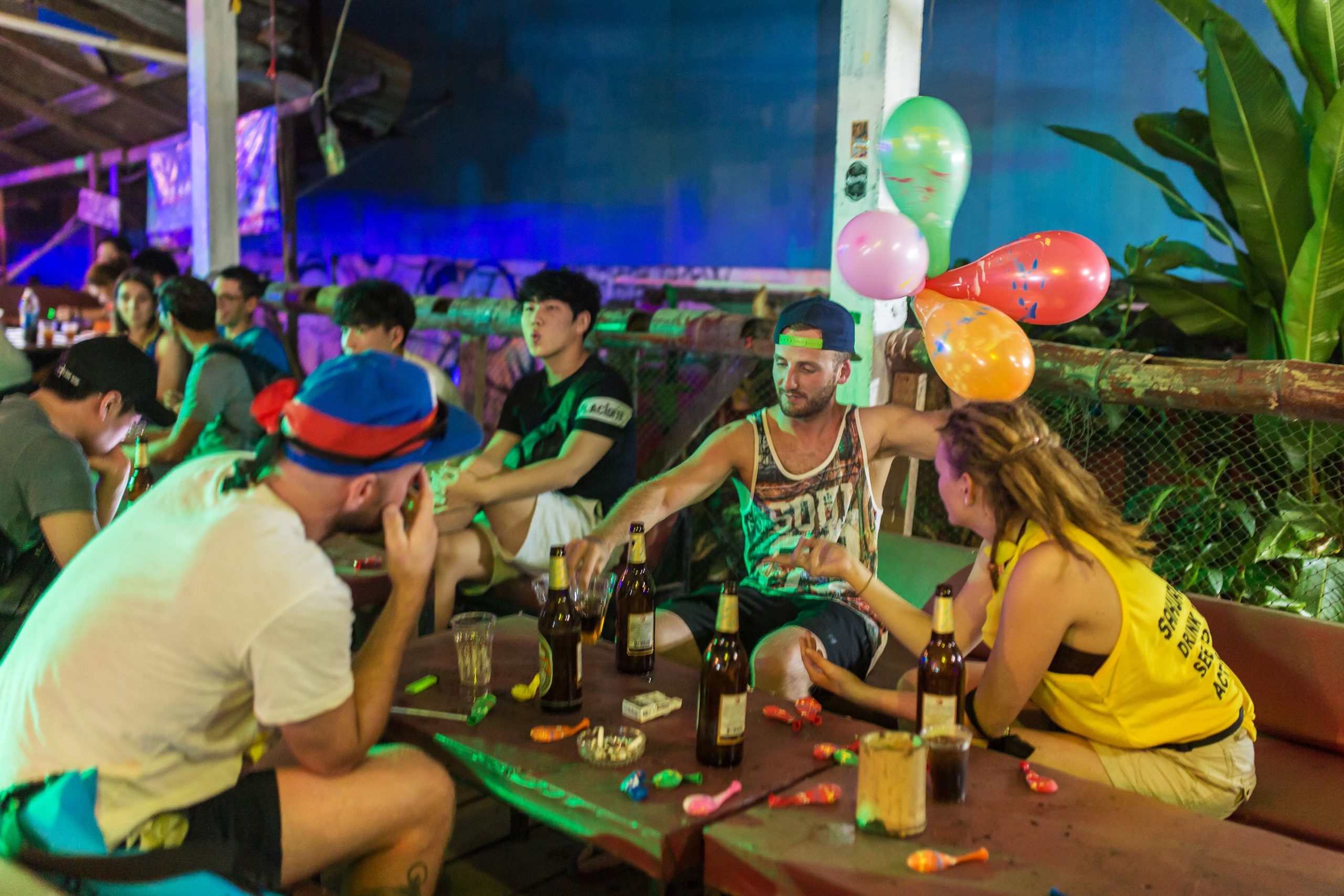 Varias muertes turísticas vinculadas a la intoxicación por alcohol contenida por metanol en Laos