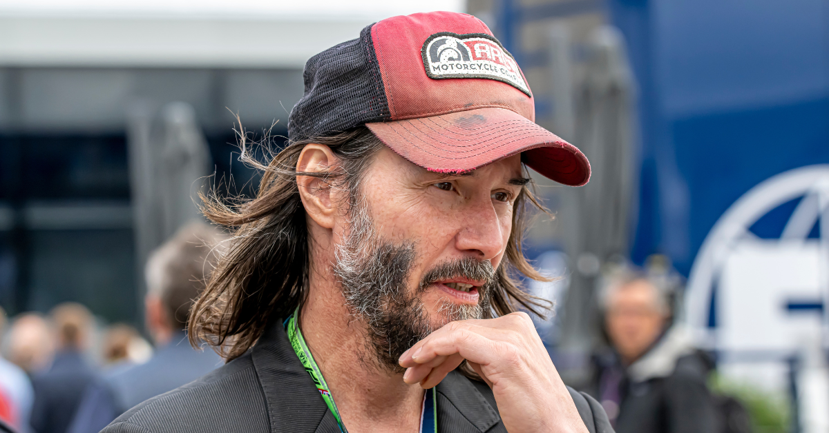 Después de un vuelo de 8 horas entre Londres y Nueva York, Keanu Reeves una vez más demostró por qué es el mejor tipo de Hollywood