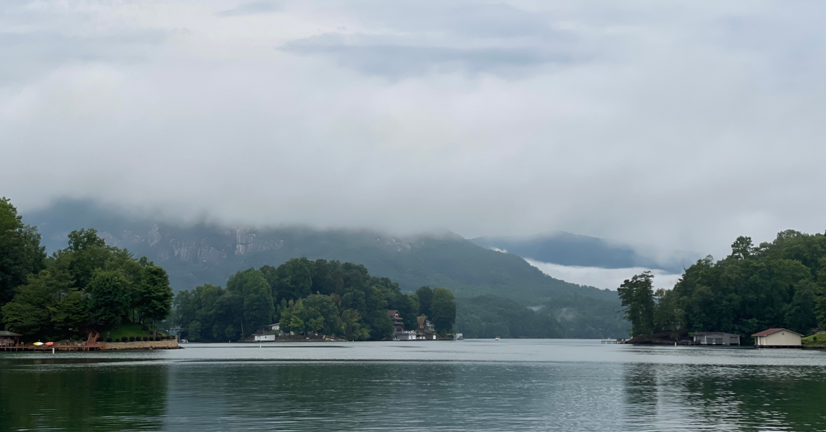 Después de ser varado durante el fin de semana, un camino de carretera finalmente permitió que una familia escapar de la destrucción del lago Lure