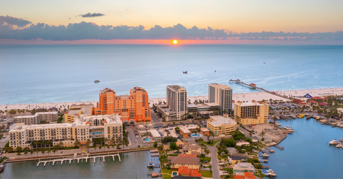 Tiktoker Allie Rae documentó su aterradora experiencia contra el huracán Milton en el piso 12 de su ático