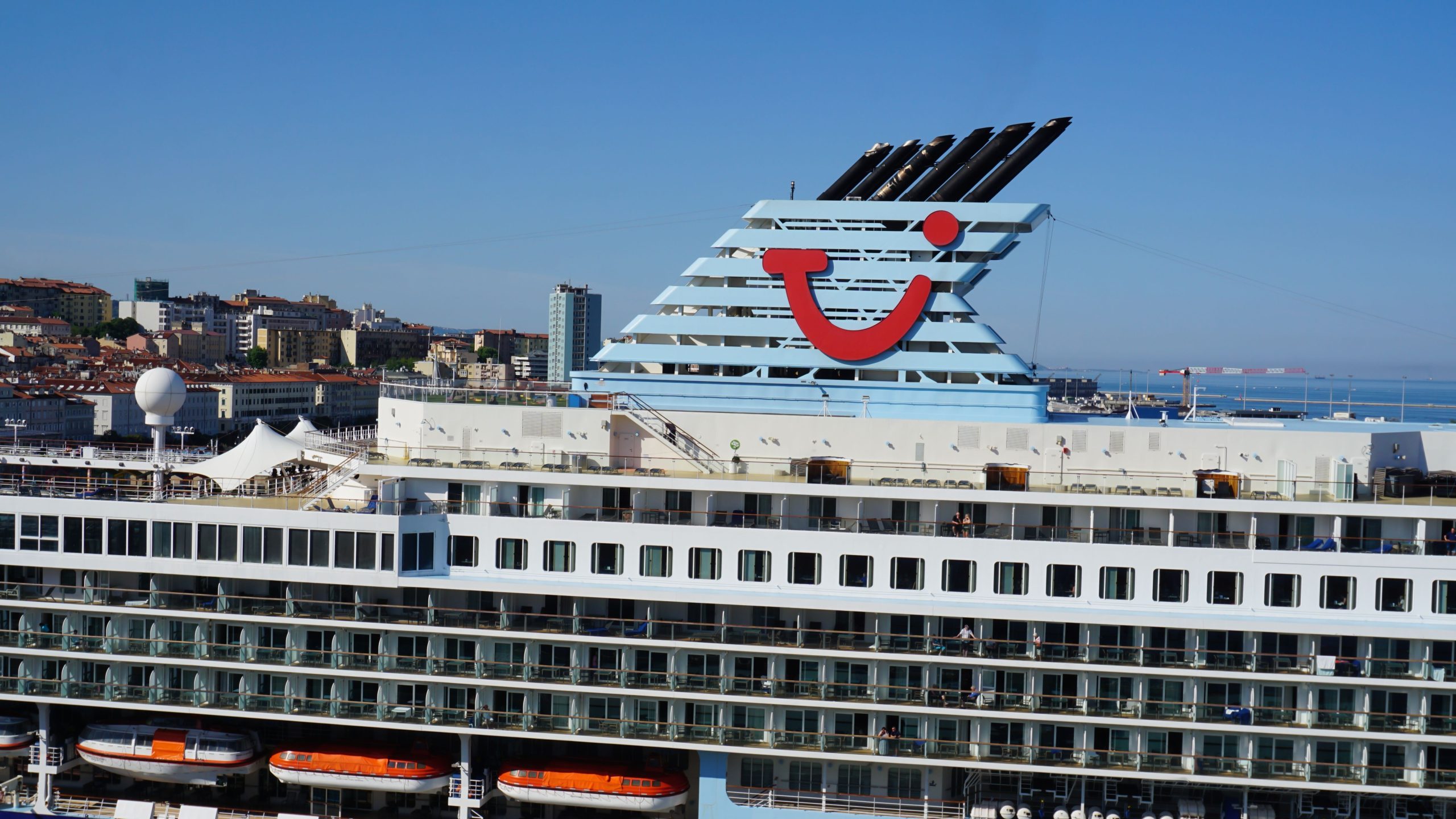 Los huéspedes de crucero cubrieron 'directamente a los pies' en desperdicio de alimentos, mientras las empresas luchan con problemas de plomería