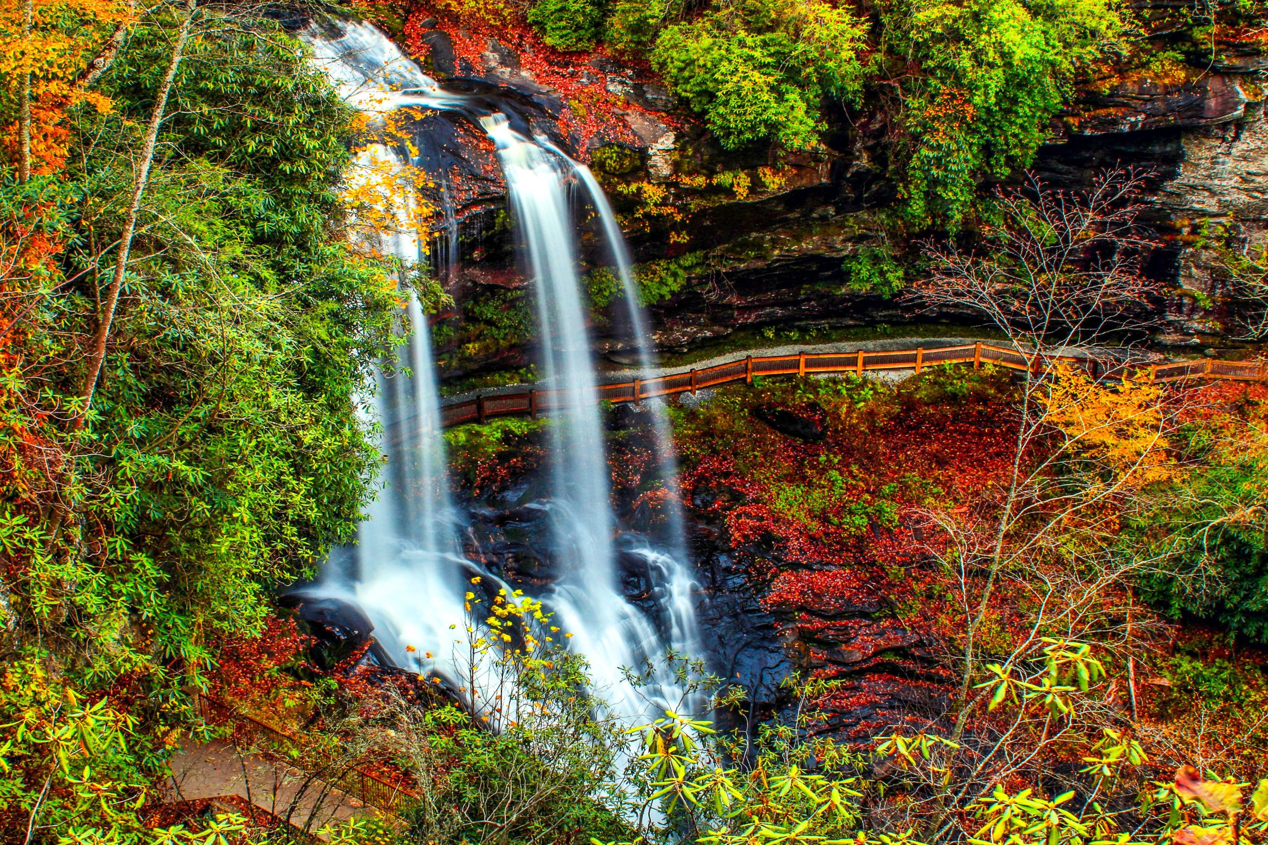 L'une des plus belles cascades de Caroline du Nord offre une rare expérience «en coulisses»