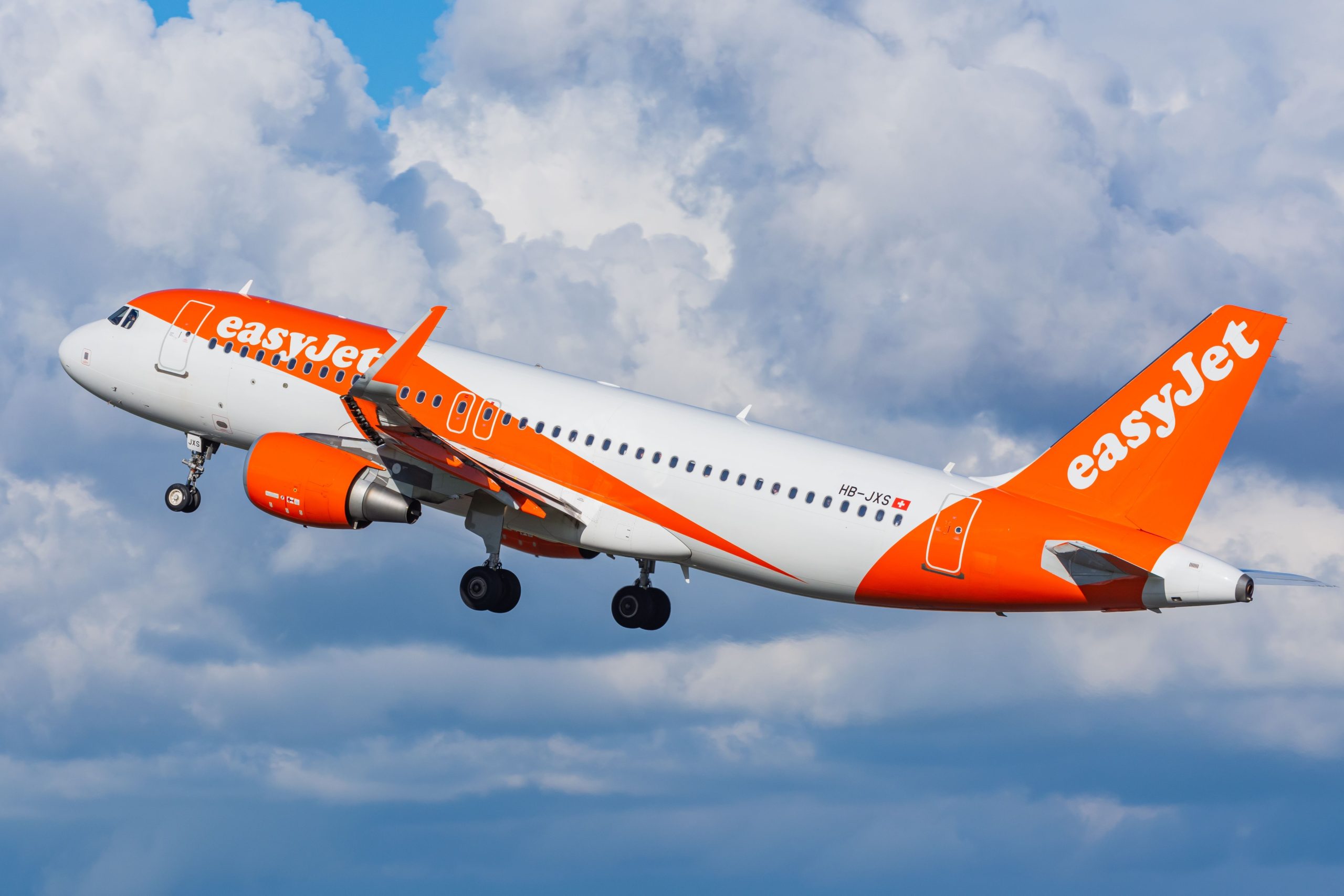 Piloto del vuelo de EasyJet suspendido después de la colisión cercana con Mountain: el sistema de advertencia a bordo espera desastre
