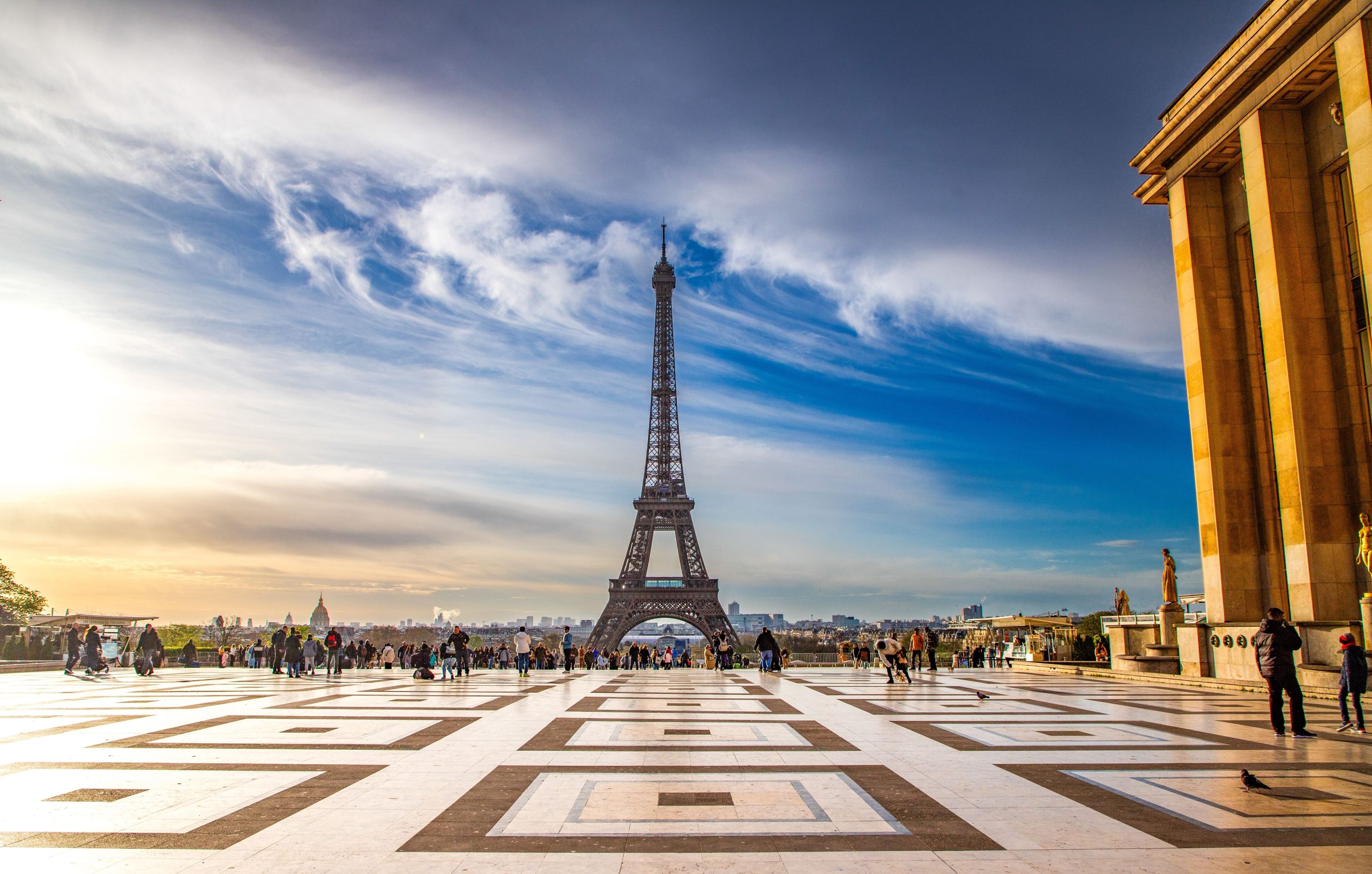 1.200 turistas evacuaram da Torre Eiffel, após relatos de incêndio no elevador