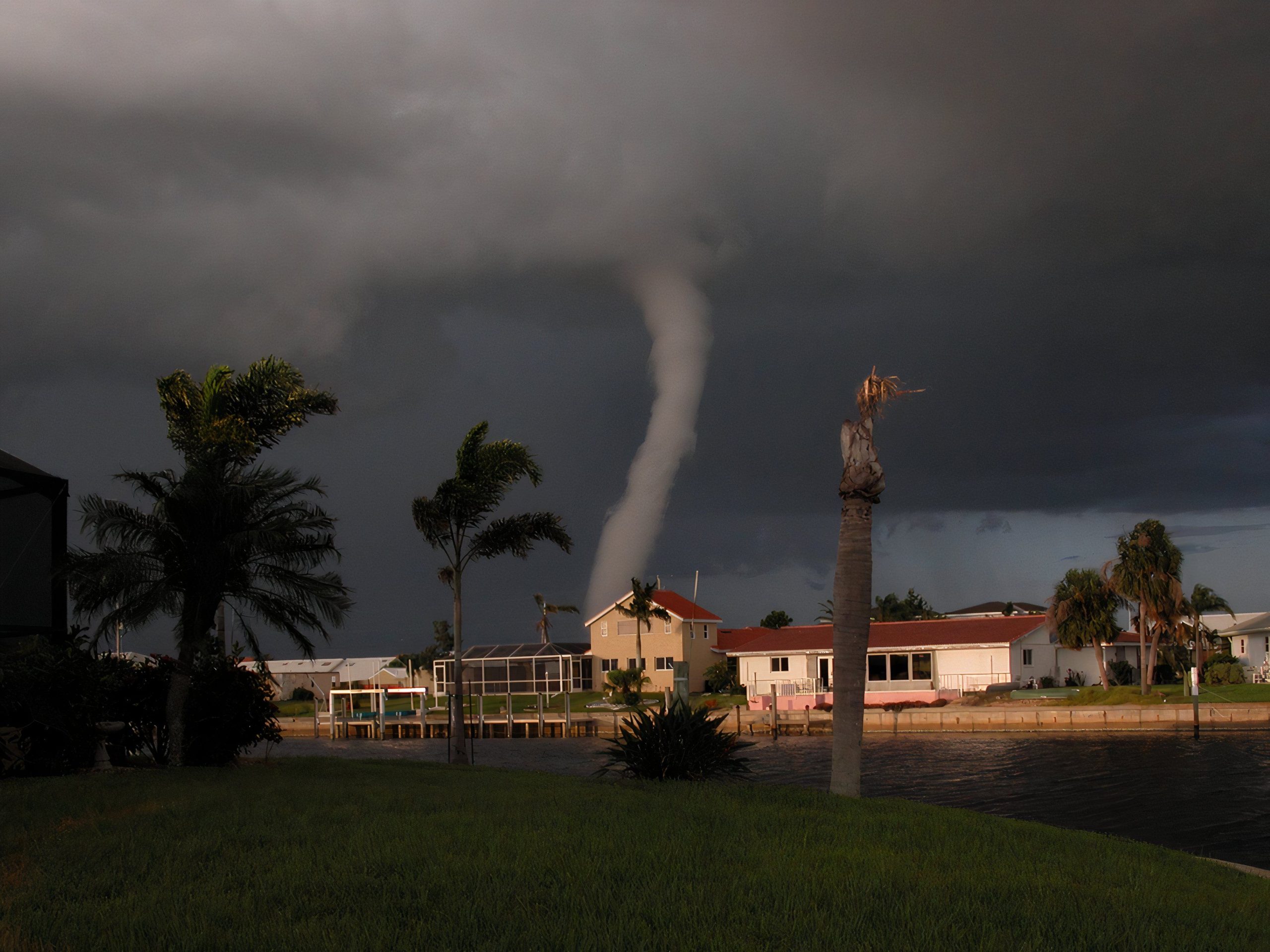 Número sin precedentes de tornados golpeó a Florida cuando el huracán Milton toca tierra
