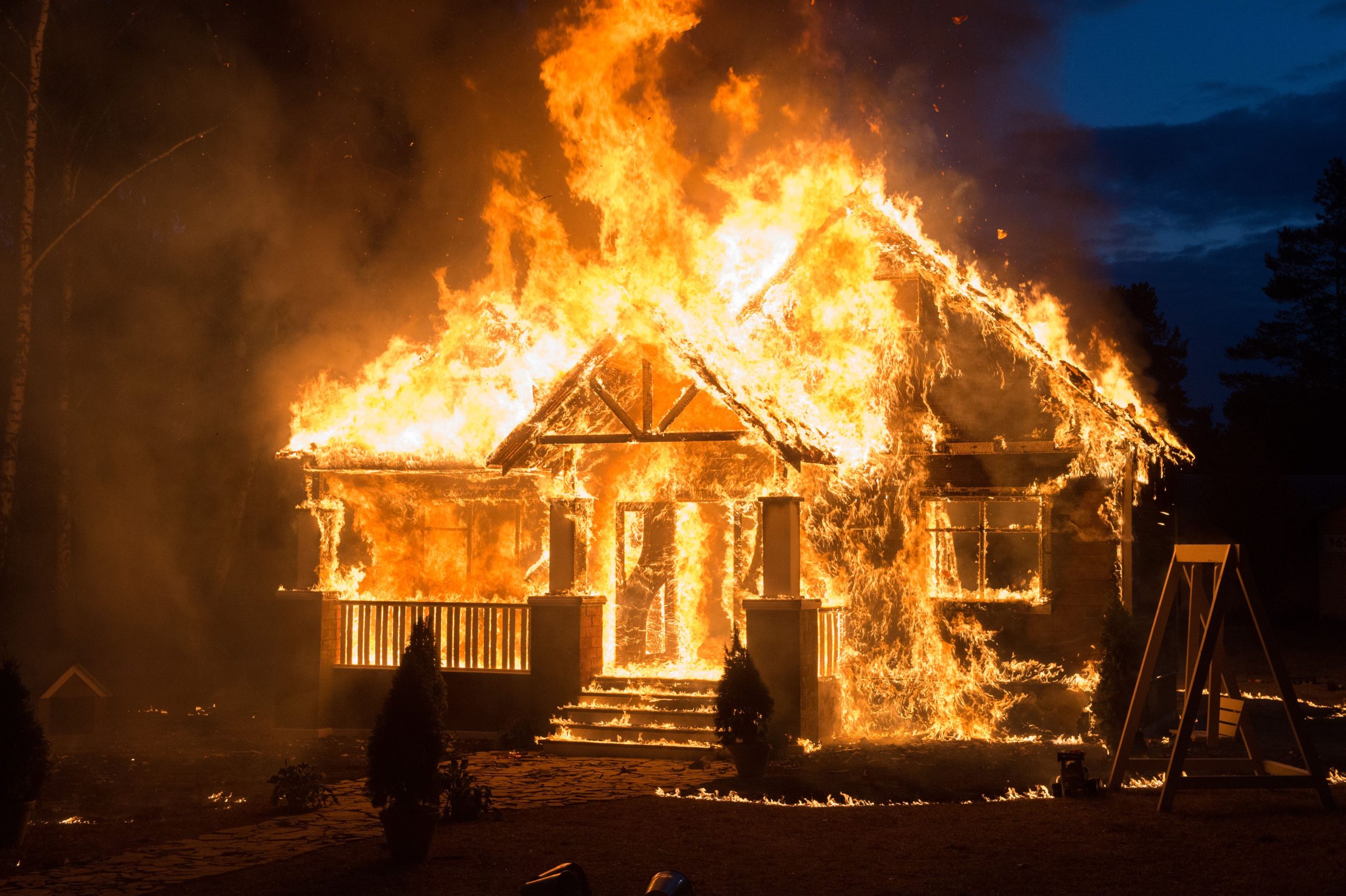 O avião de transporte executivo coloca em casa em Minnesota: nenhum sobrevivente encontrado nos destroços ardentes