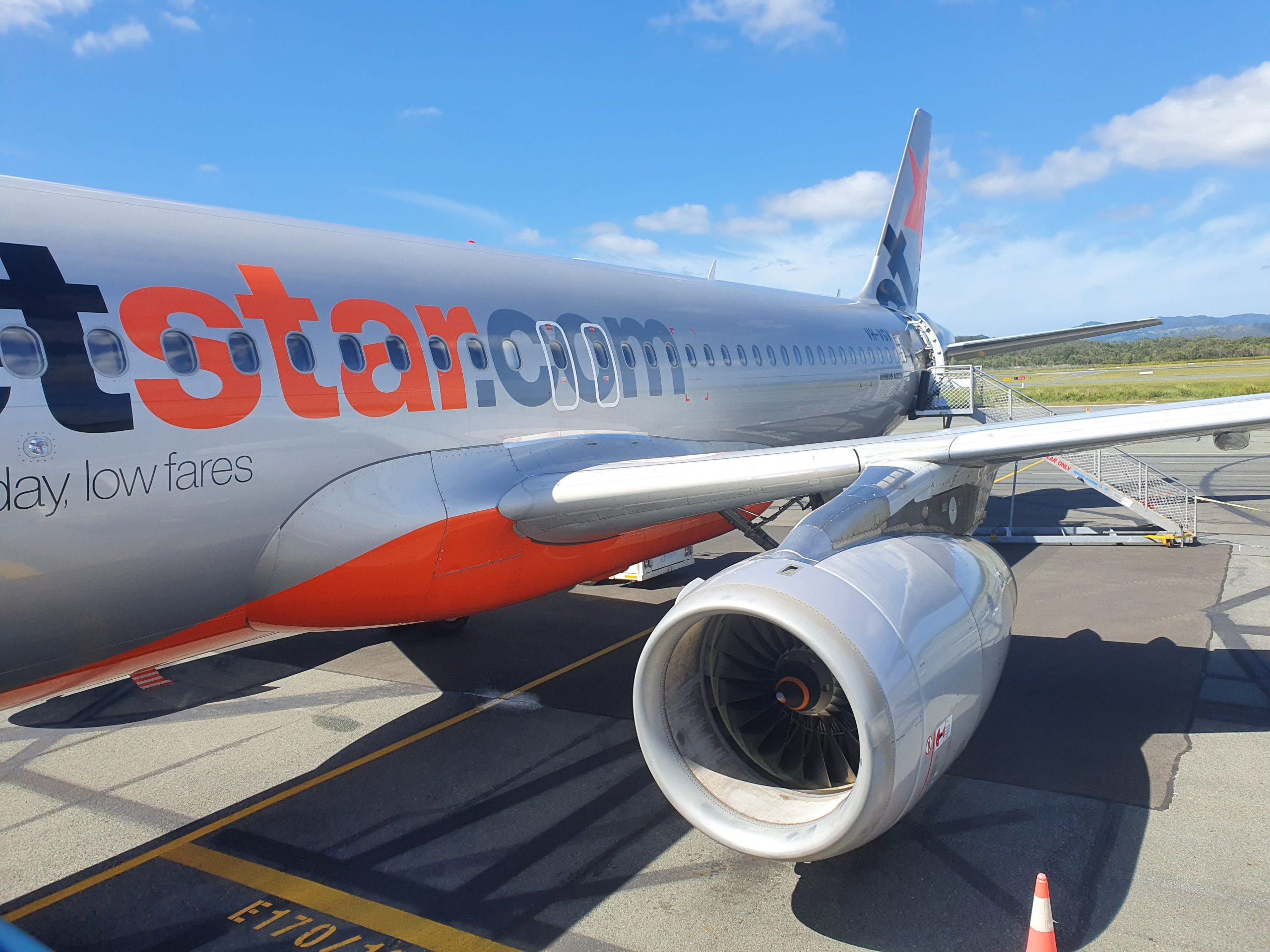 Les passagers de Jetstar ont salué comme des héros après s'attaquer aux adolescents mangeant des armes à feu après avoir embarqué le vol