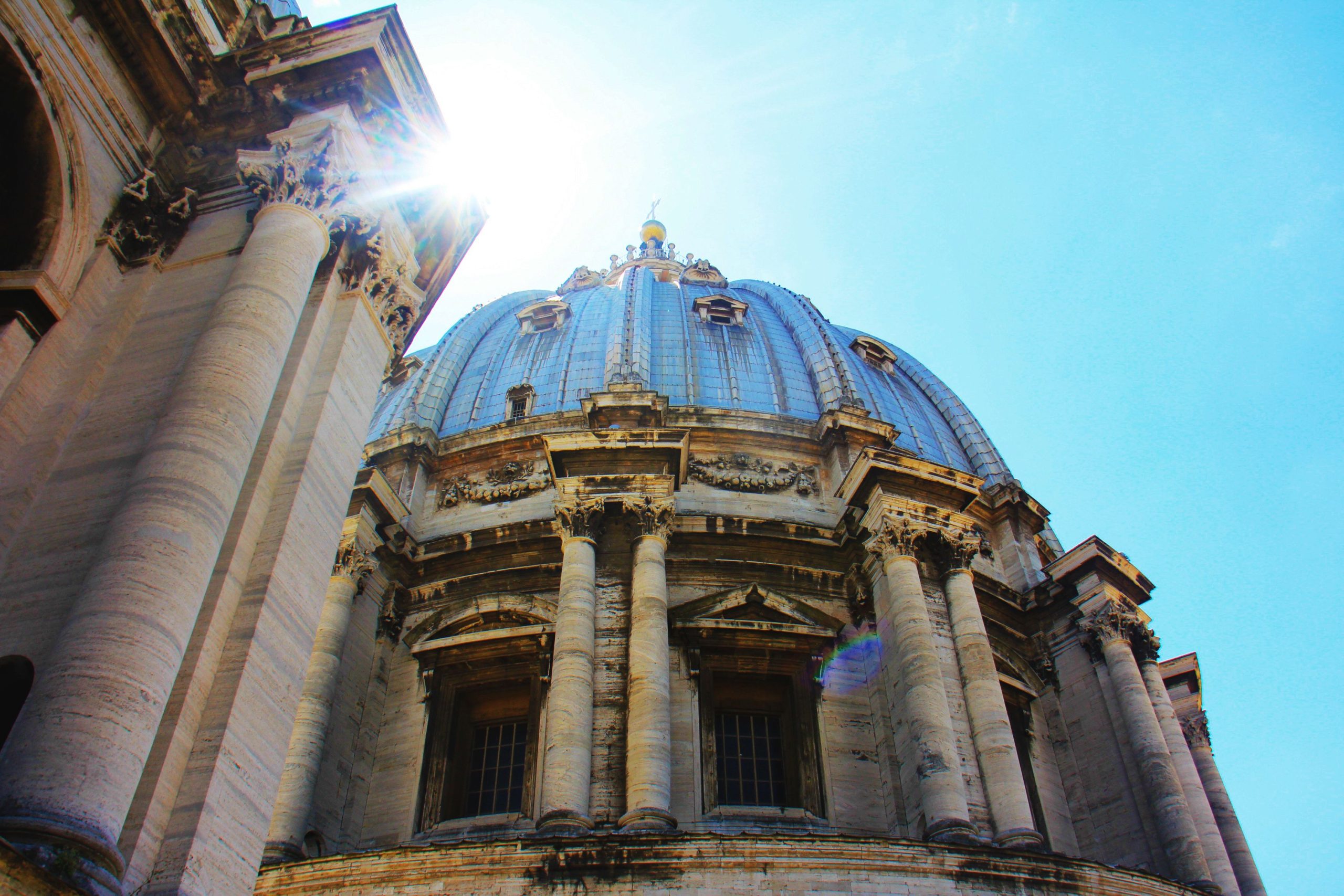 La chapelle Sixtine se ferme officiellement au public en préparation du conclave papal après que des milliers de personnes se sont affrontées vers le tombeau du pape François