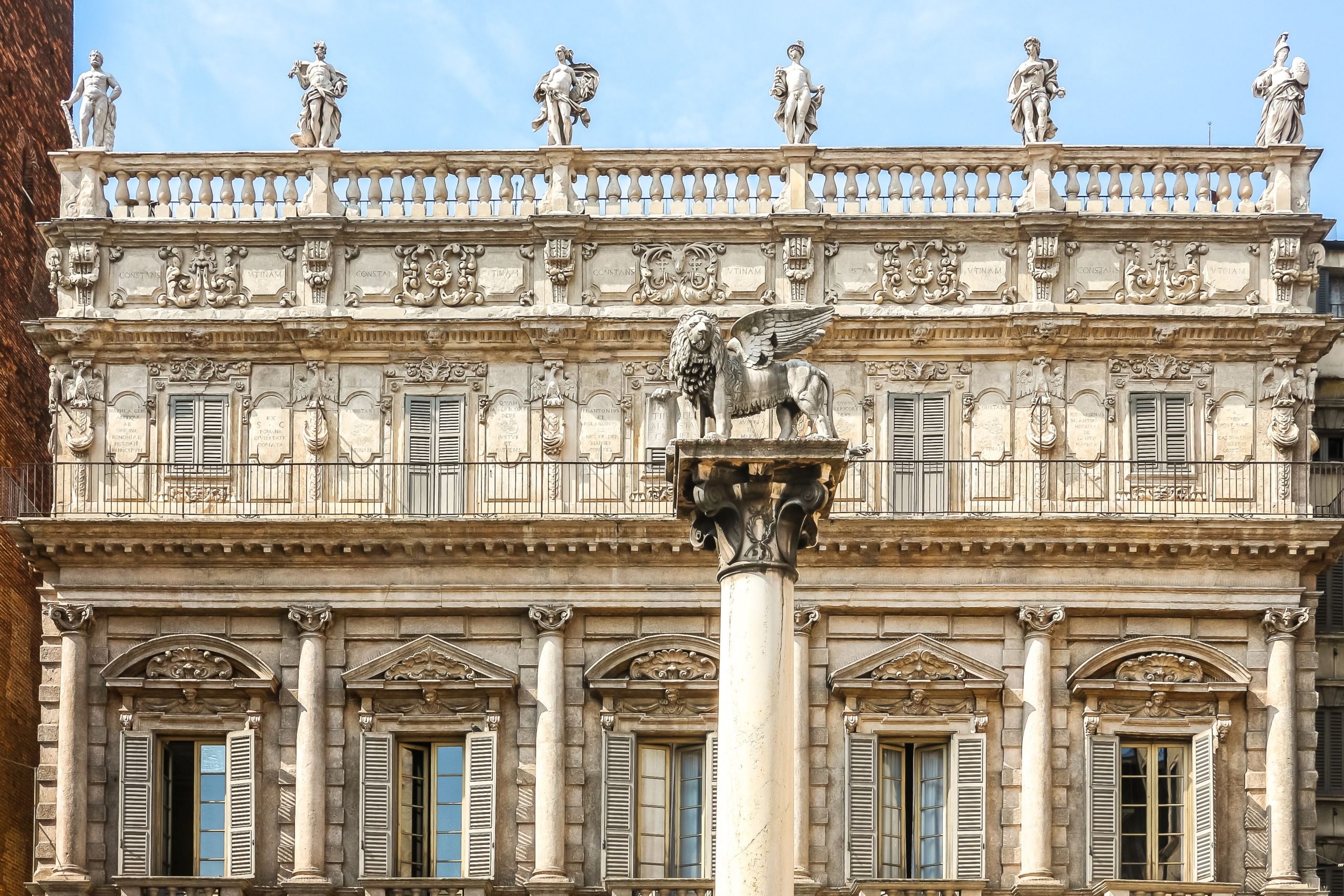 Les touristes détruisent la `` chaise Van Gogh '' tout en prenant des selfies, puis se précipitent du musée