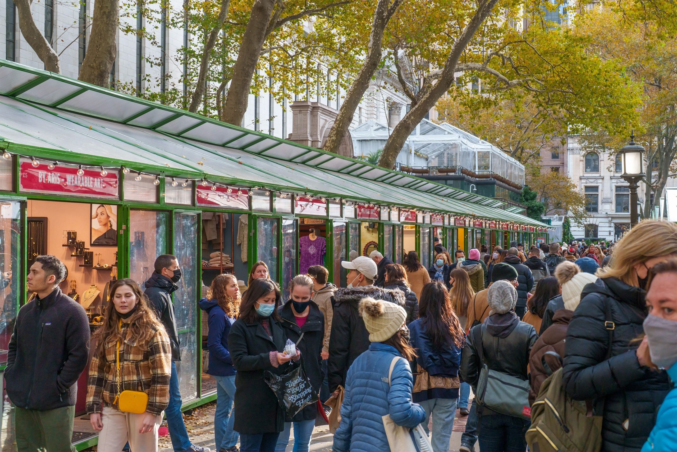 Les flammes se déchirent par le marché des vacances de plein air de Manhattan à New York à New York