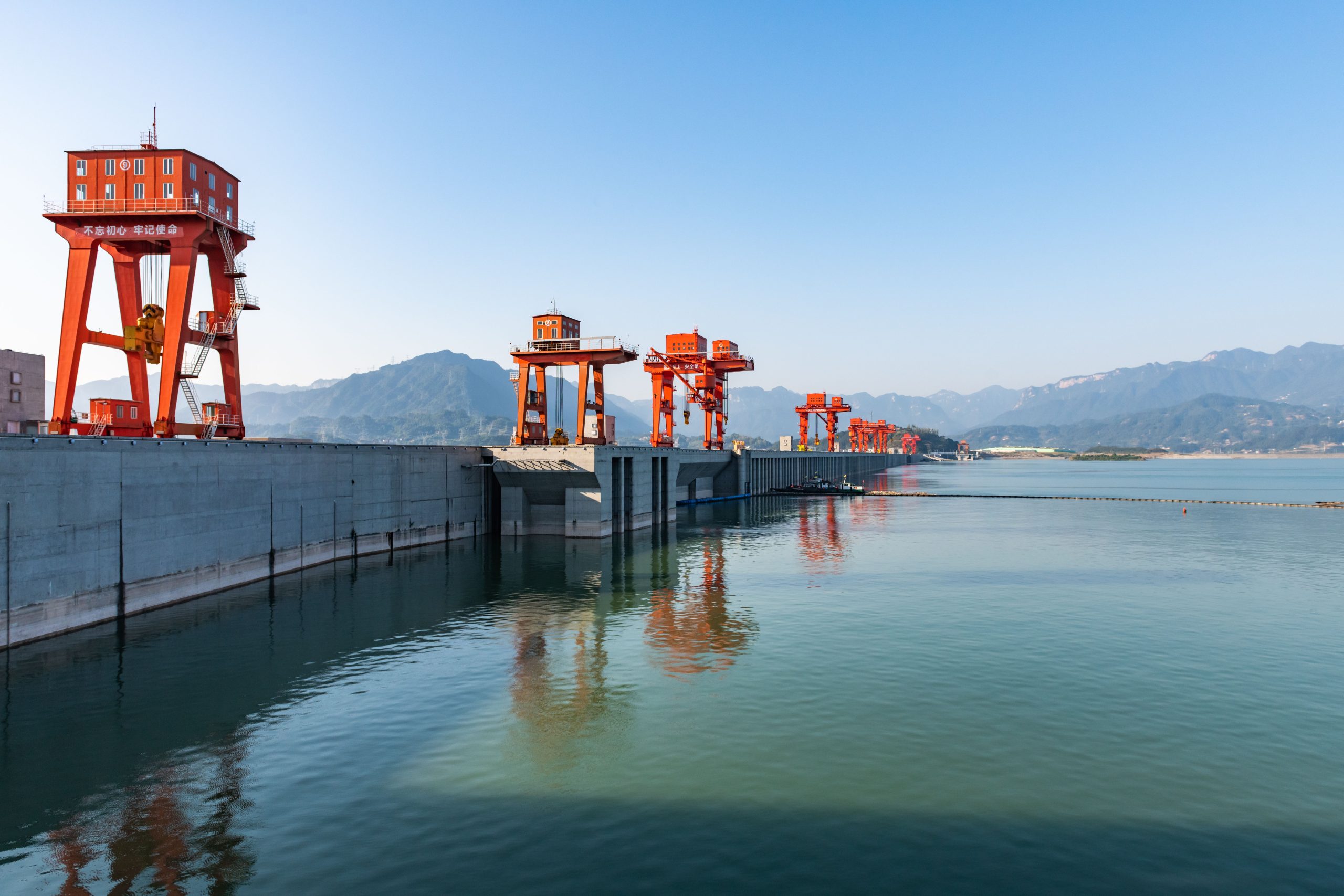 Si massif, il a augmenté la durée d'une journée: le barrage géant artificiel qui a ralenti la rotation de la Terre
