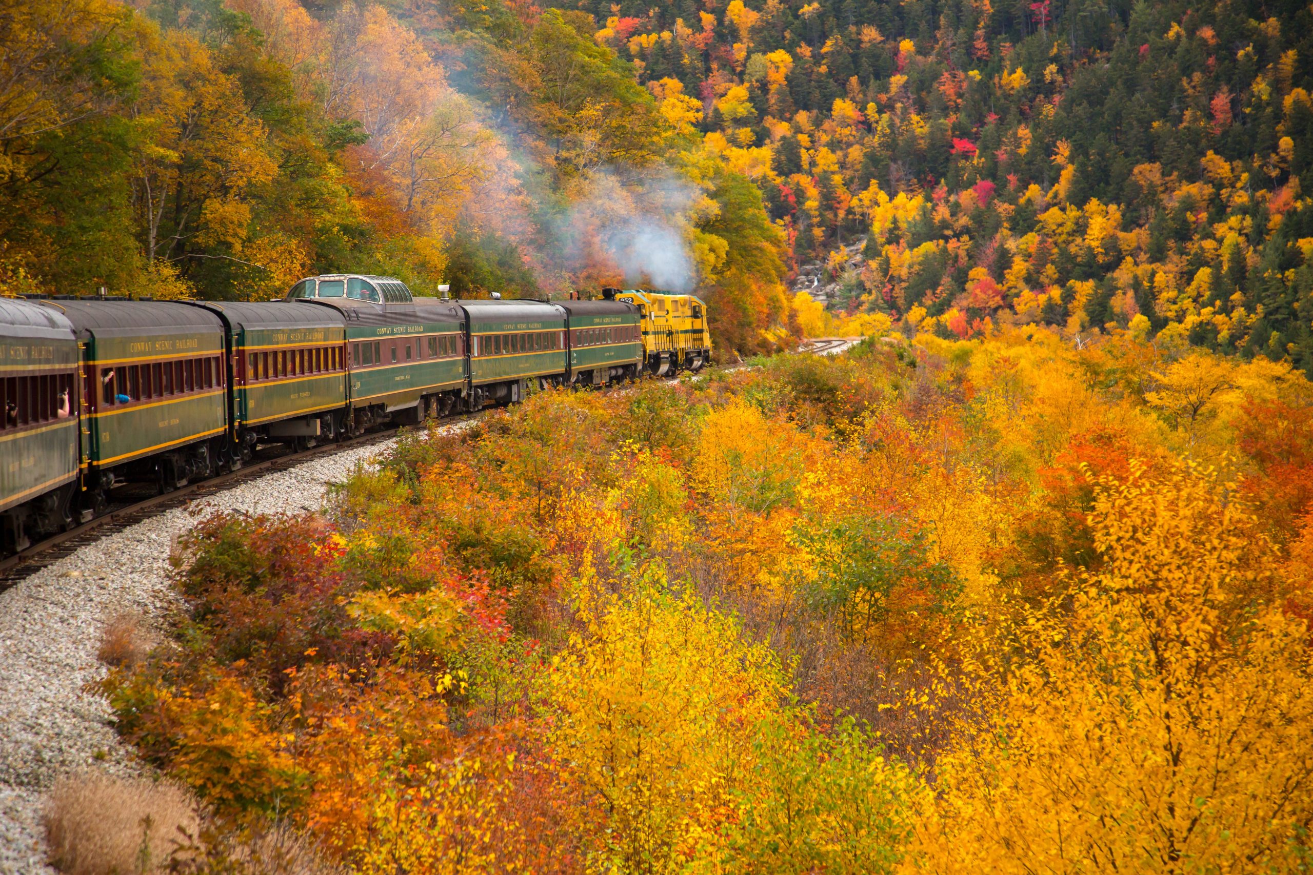 7 hermosos viajes de tren de otoño que no son Amtrak