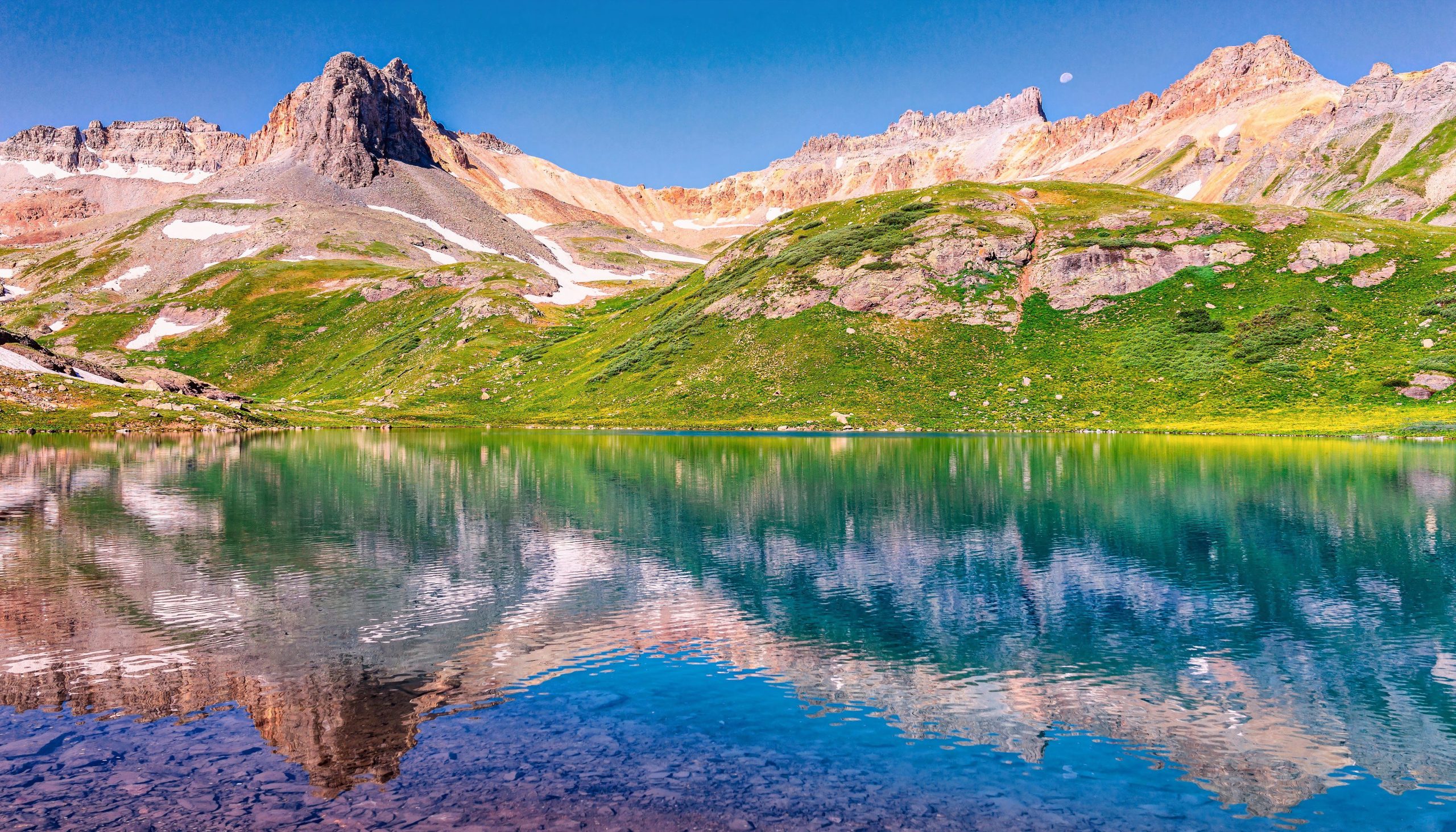 Skip Lake Tahoe para este lago de montaña aislado con agua intensamente azul coloreada por glaciares