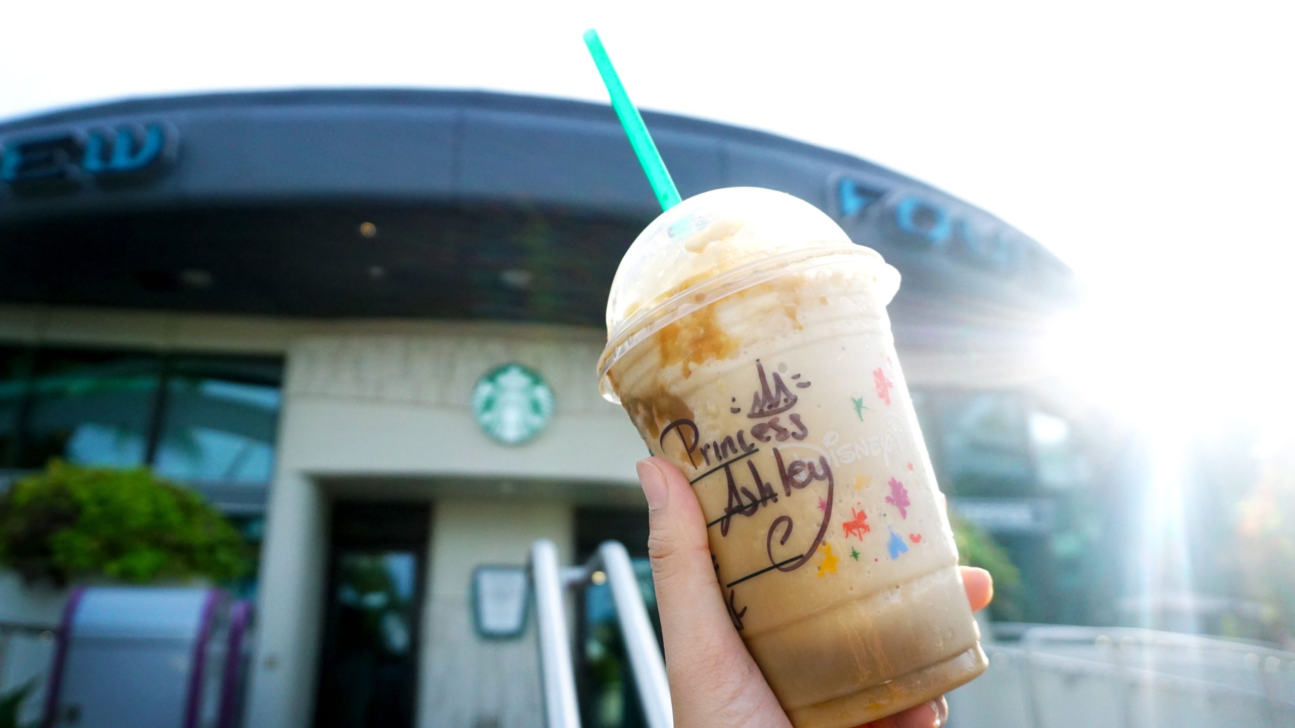 Los visitantes de Disney World están rascándose la cabeza sobre la última regla de bebidas del parque