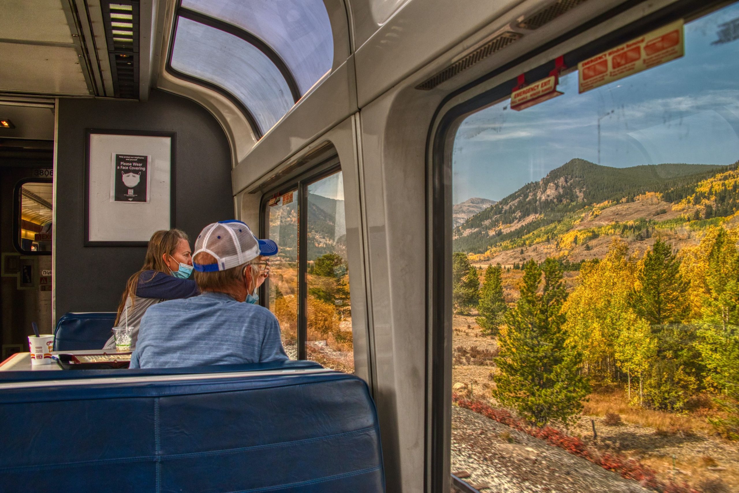 Os apoiadores da Amtrak são empolgados após a captura de passageiros.
