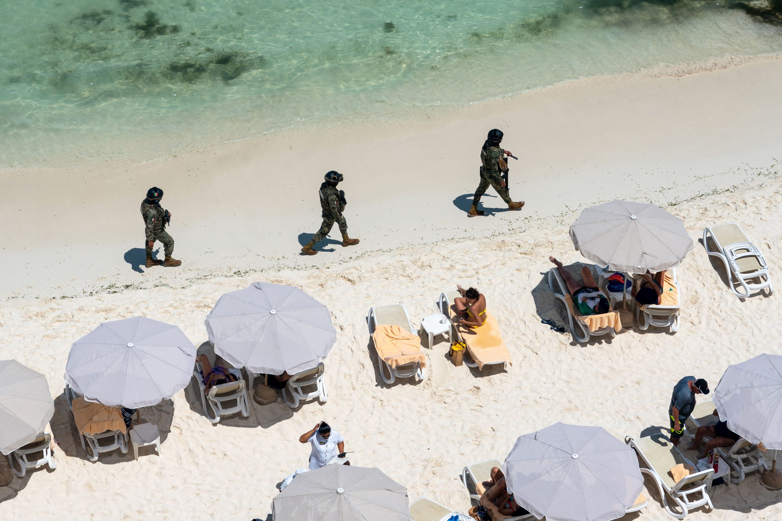 La Garde nationale relève du point chaud touristique au Mexique après un bateau suspect a fait une terre sur la plage