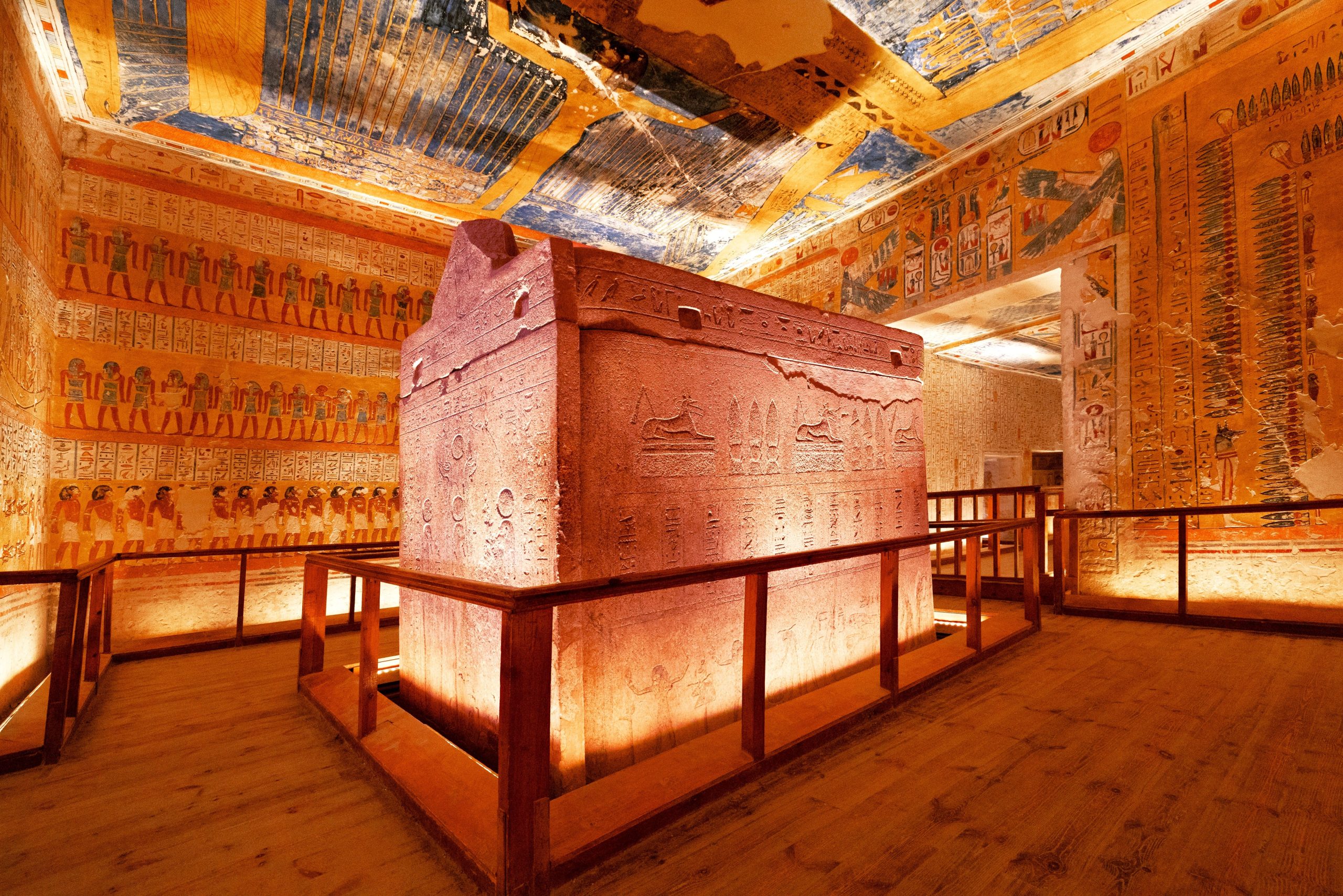 Gli archeologi scoprono tre nuove tombe egiziane scoperte a Luxor