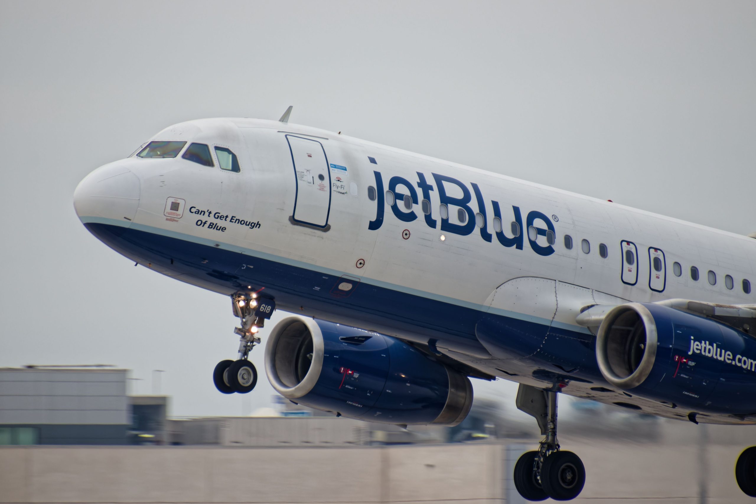 JetBlue multó a $ 2 millones por "retrasos en vuelo crónico", los pasajeros pueden cosechar recompensas