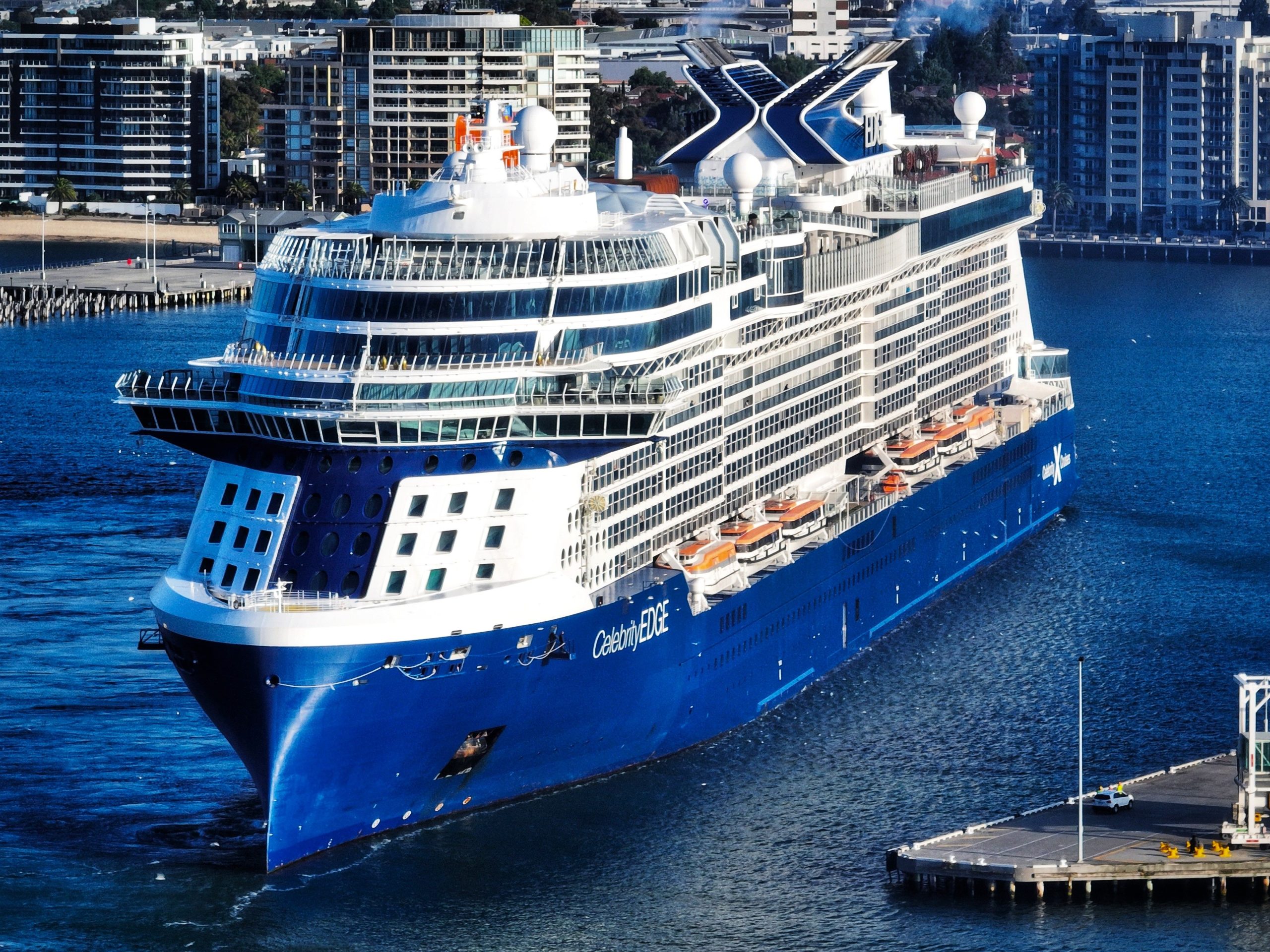 "Sin comunicación en absoluto": pasajeros de cruceros de celebridades que se quedaron colgando después de que el barco se soltó del puerto lleno de gente