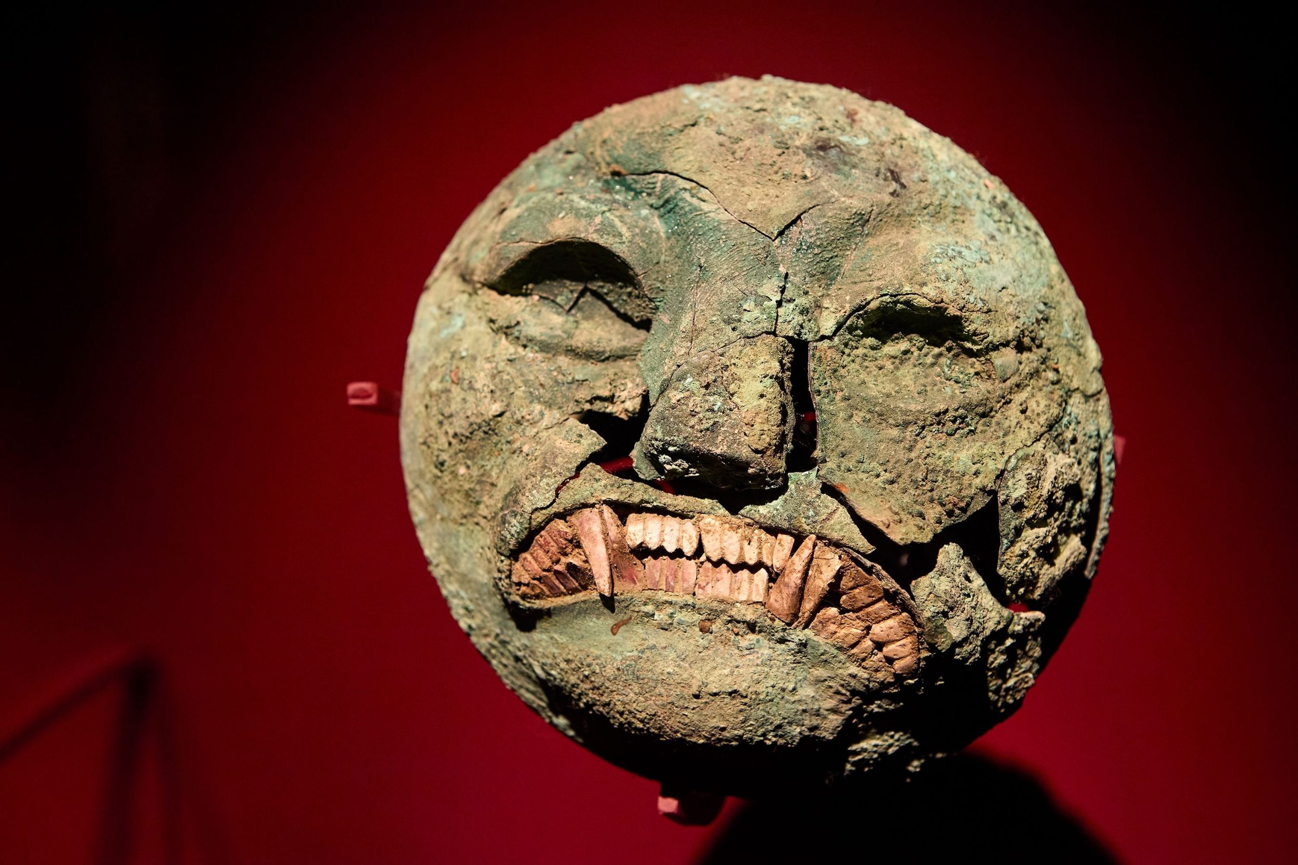 Las espeluznantes máscaras egipcias funerarias y otros artefactos raros que se encuentran en los Estados Unidos finalmente se cuidan tres años después