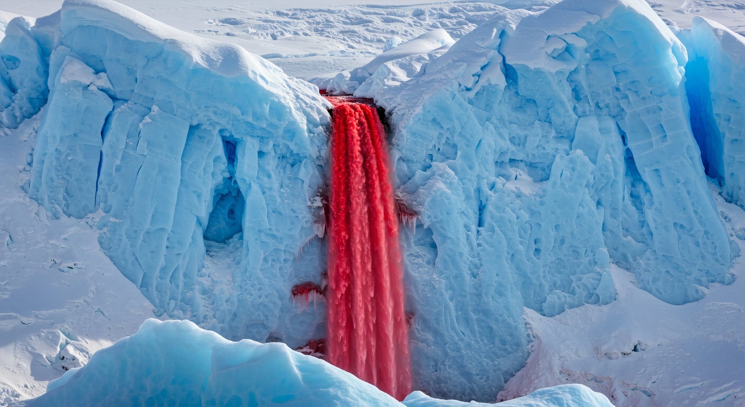 Esta cascada que fluye "sangre" sigue siendo un misterio para los científicos