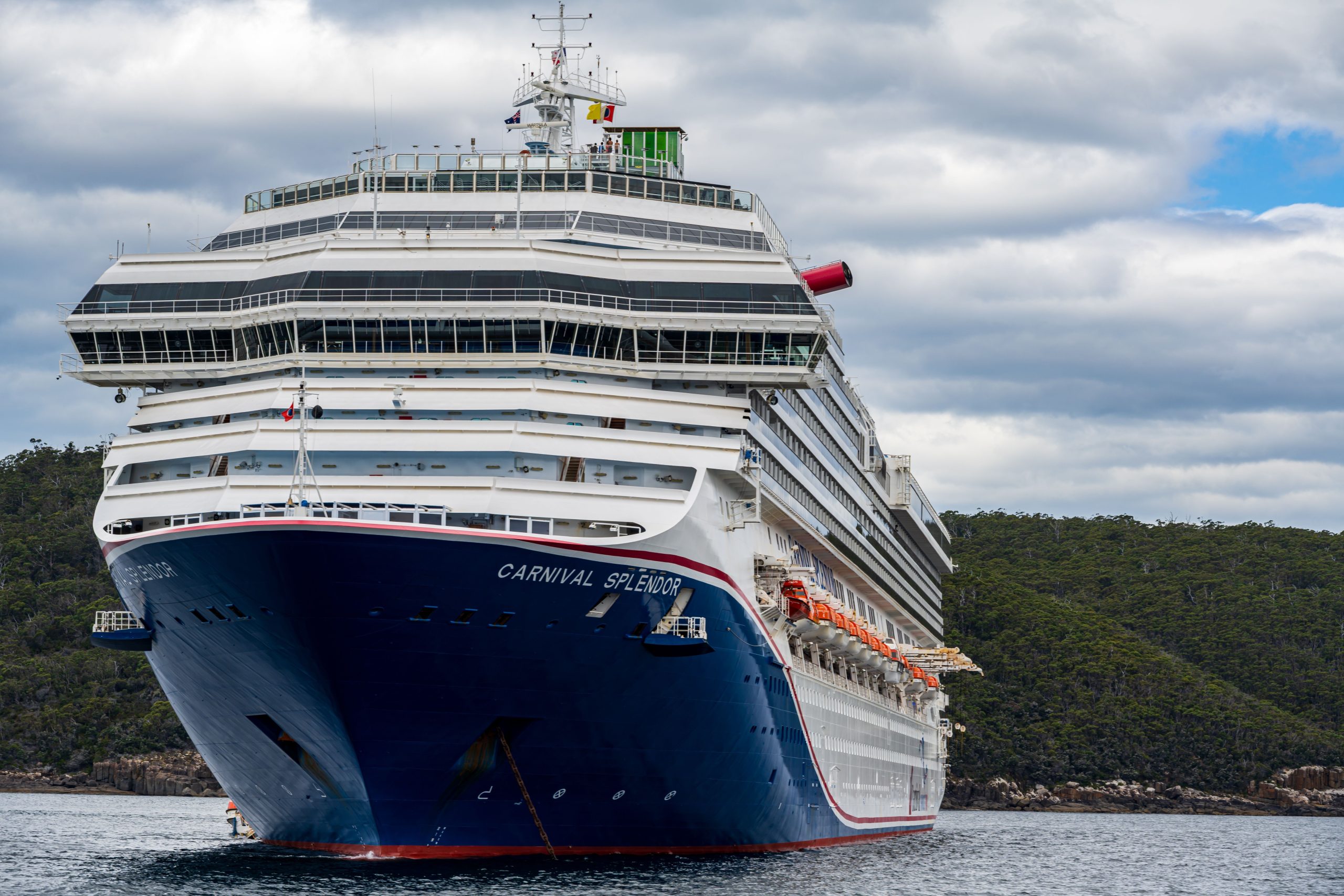 Un couple bloqué sauvé par Carnival Cruise Ship ouvre sur la peur d'être perdu en mer
