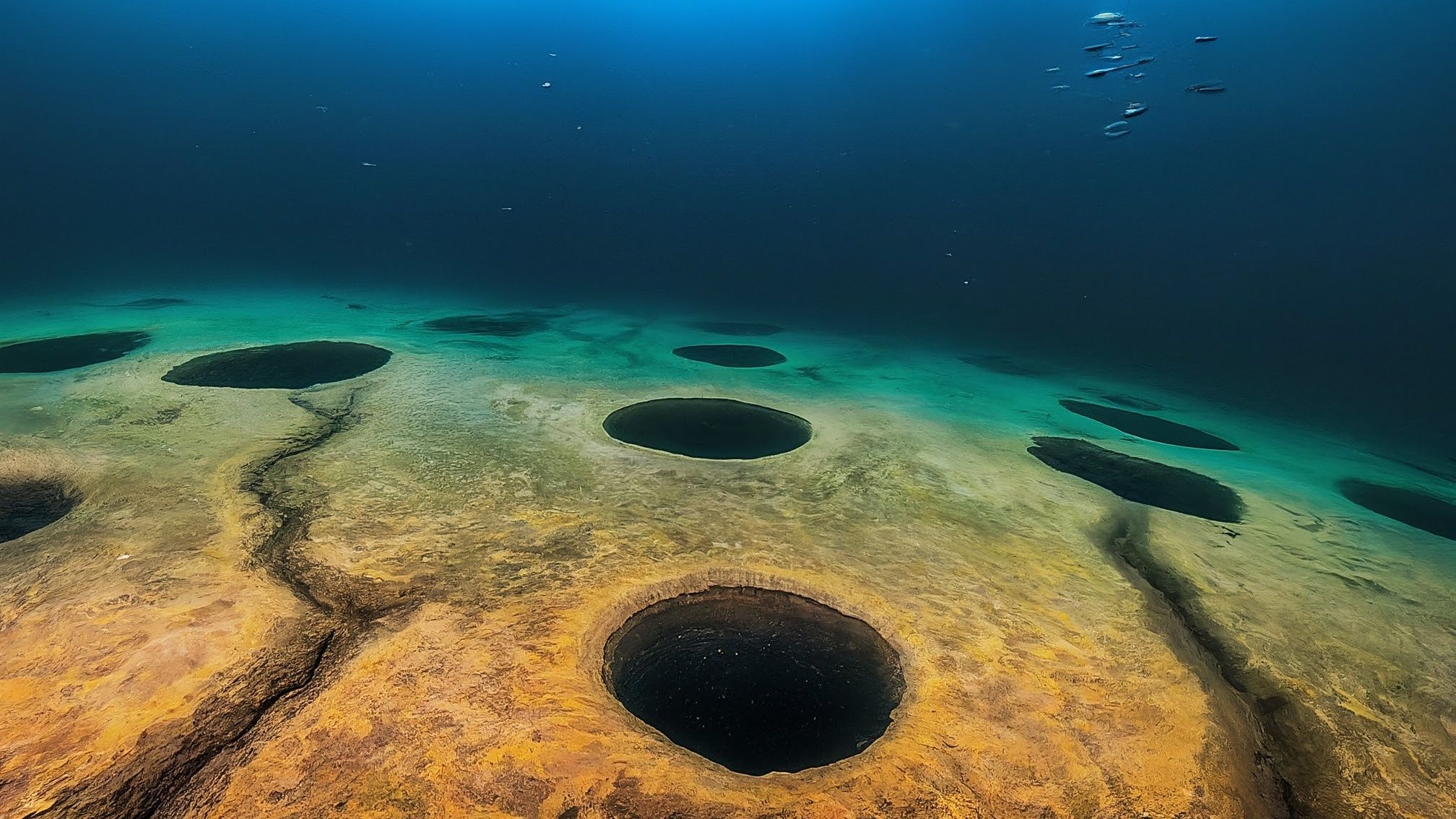 Sous la surface du lac Michigan, il y a des trous bizarres de près de 1 000 pieds de diamètre