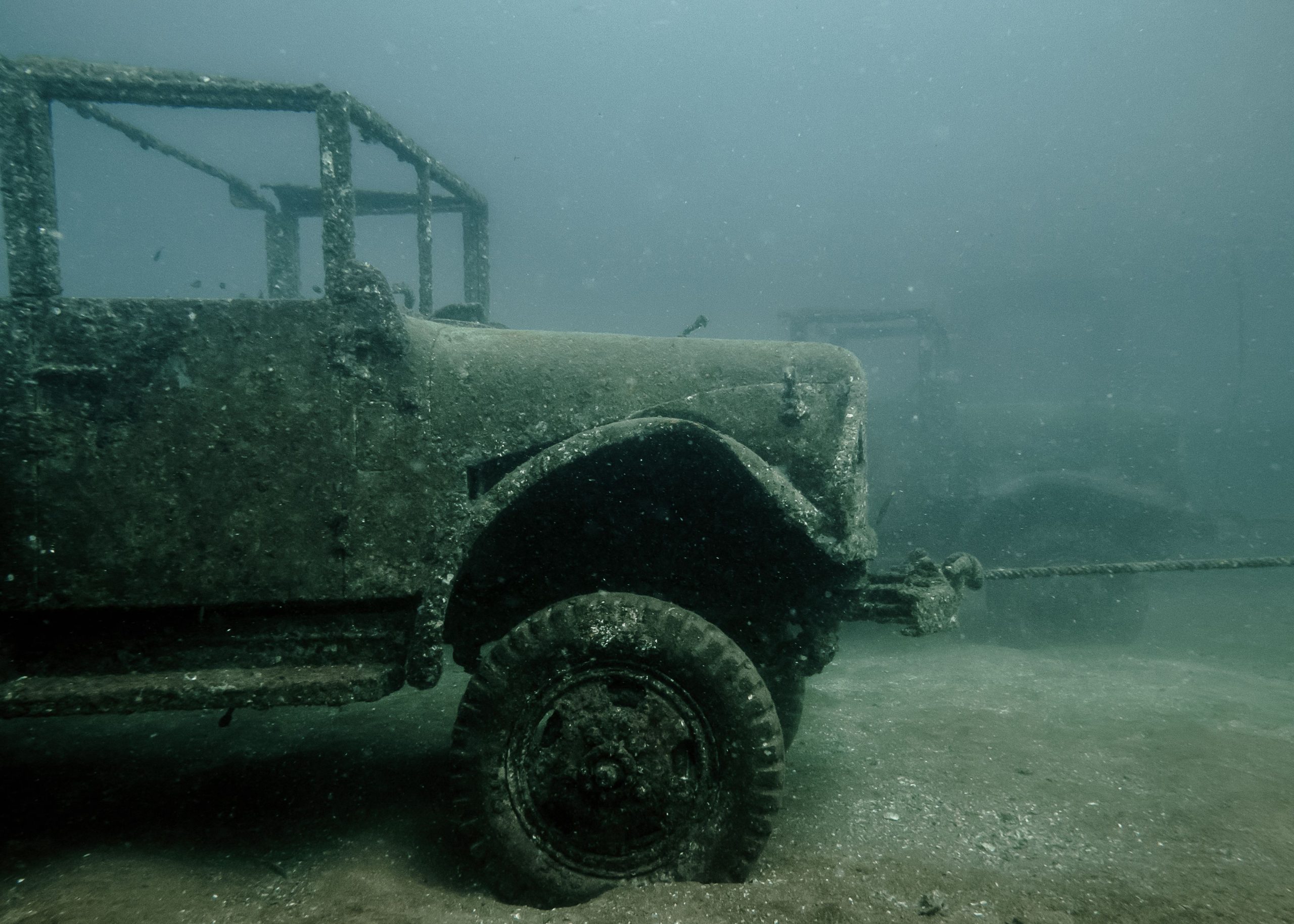 Los buzos encuentran el auto de los años 1920 escondido en la parte inferior de un lago en el parque nacional más popular de Canadá