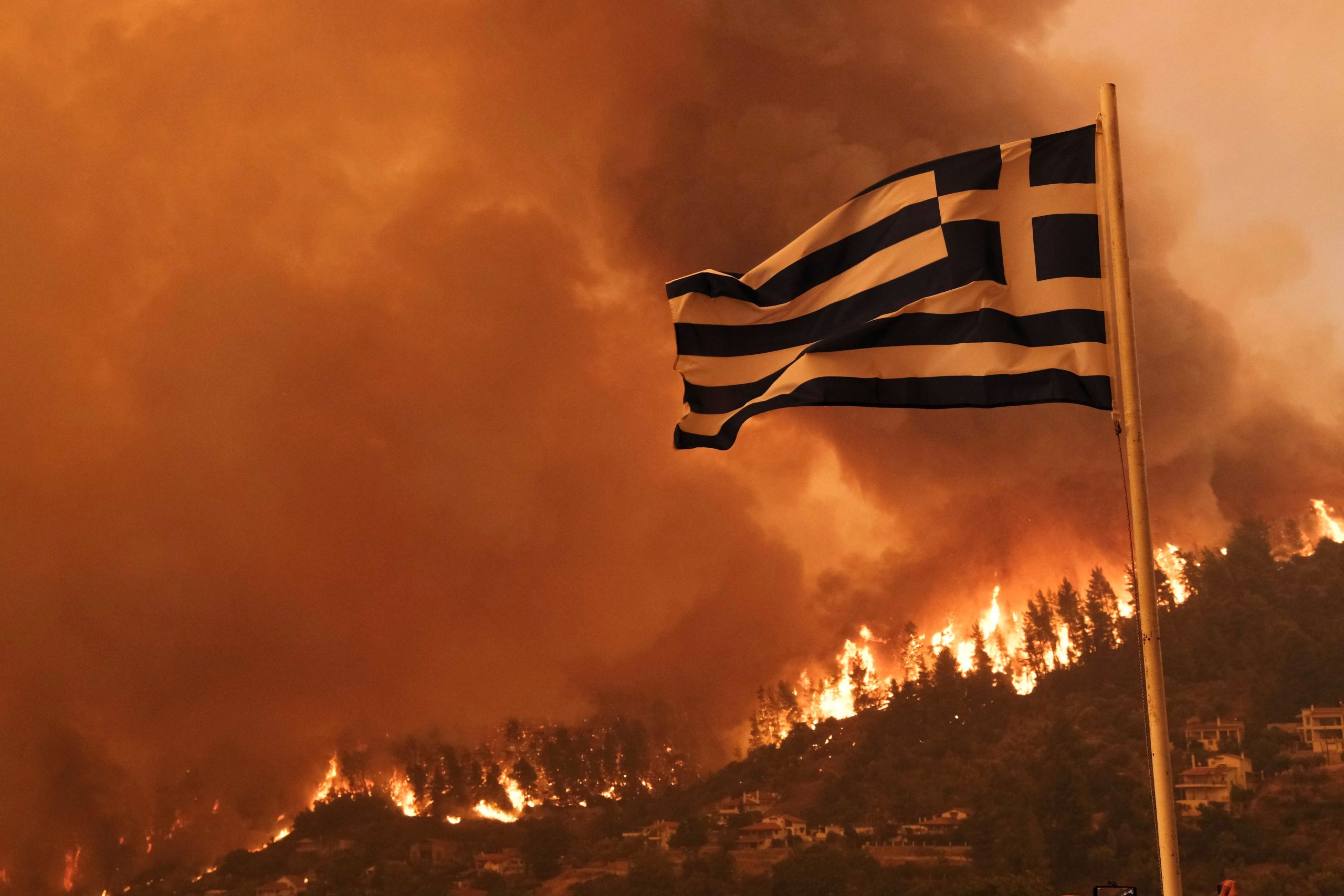 Milhares de turistas evacuaram da popular ilha do Mediterrâneo à medida que os incêndios florestais se espalham