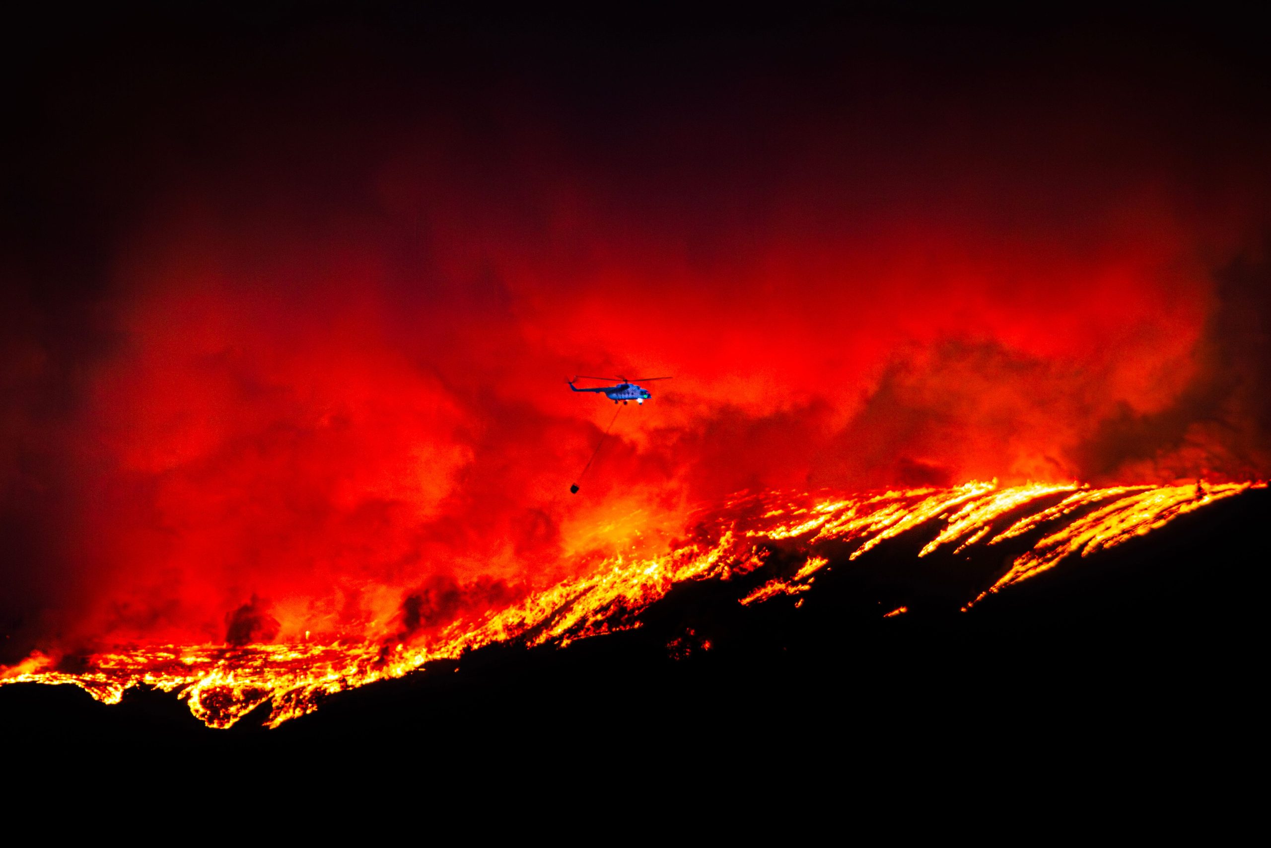 Los viajeros varados a medida que los incendios forestales tierra tierra en todos los vuelos en el popular destino de vacaciones