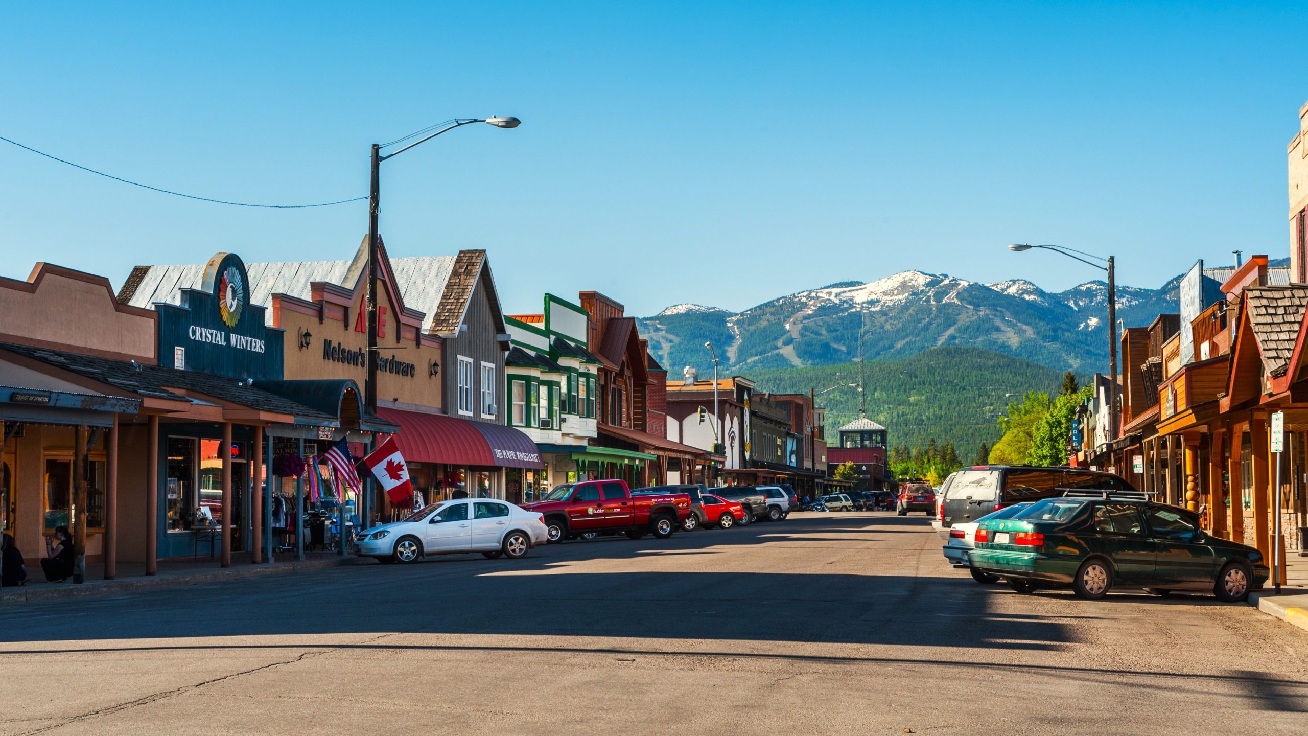 El pequeño pueblo más encantador de Montana tiene un parque nacional superior en su puerta
