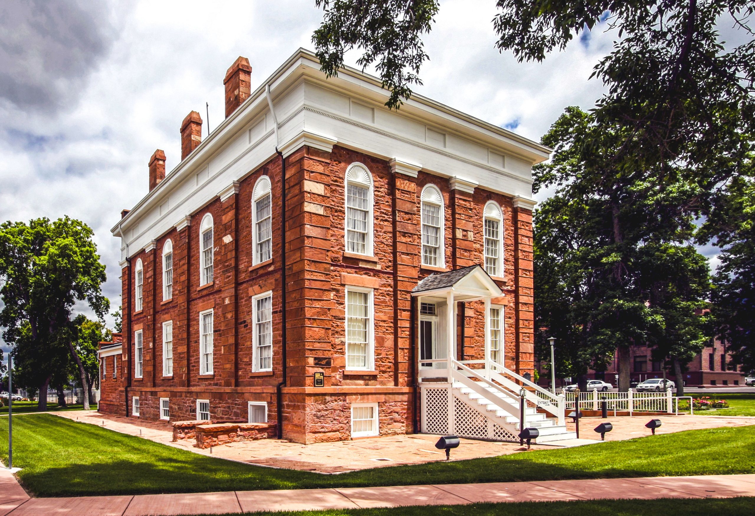 La ciudad desértica más subestimada de Utah ofrece acampar, aguas termales y cañones