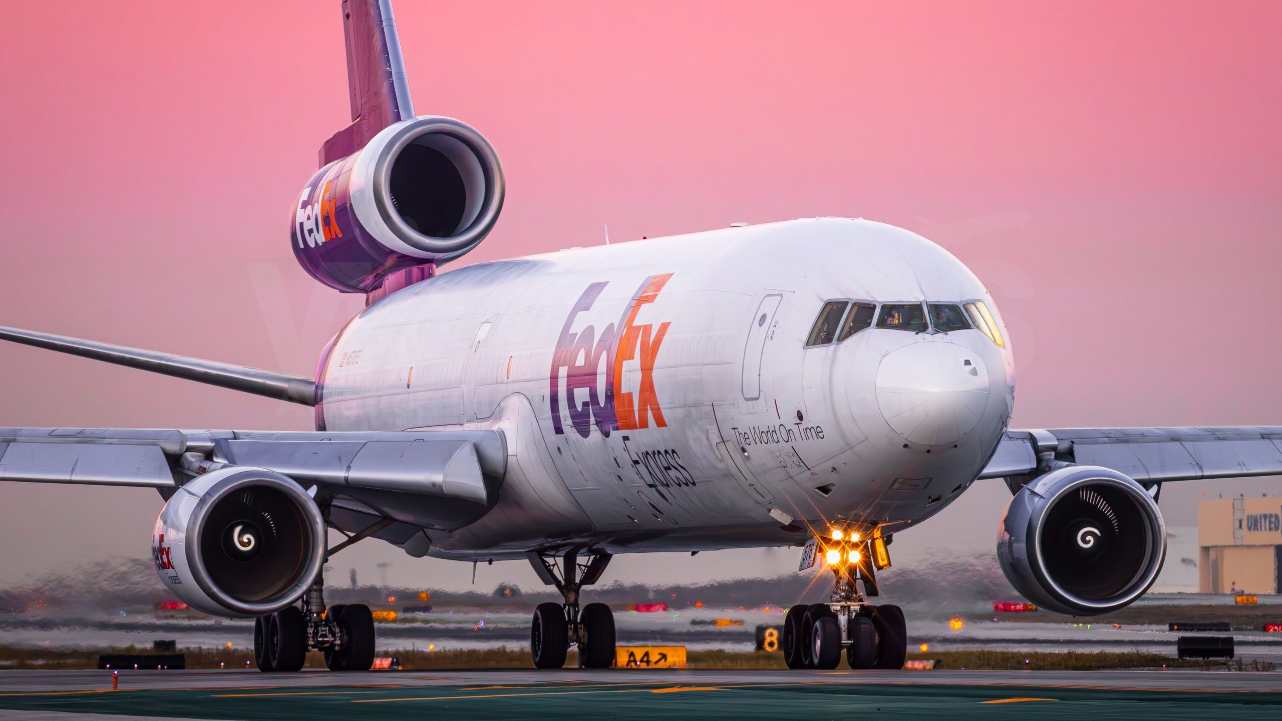 A FedEx se retira 12 aeronaves e leva US $ 21 milhões com taxa de redução