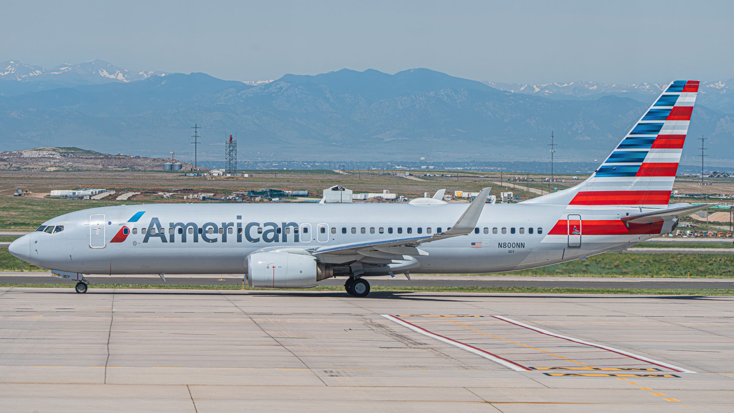 American Airlines Boeing 737 se détourne vers Denver après que l'équipage ferme le moteur