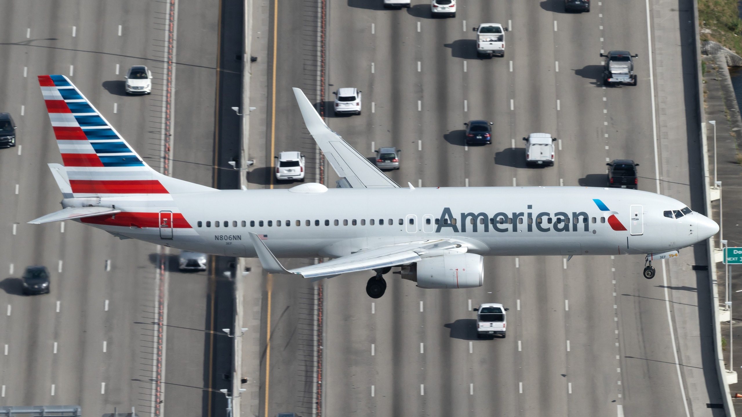 American Airlines Boeing 737-800 retorna a Los Angeles depois que a tripulação relata o vazamento de vedação da janela