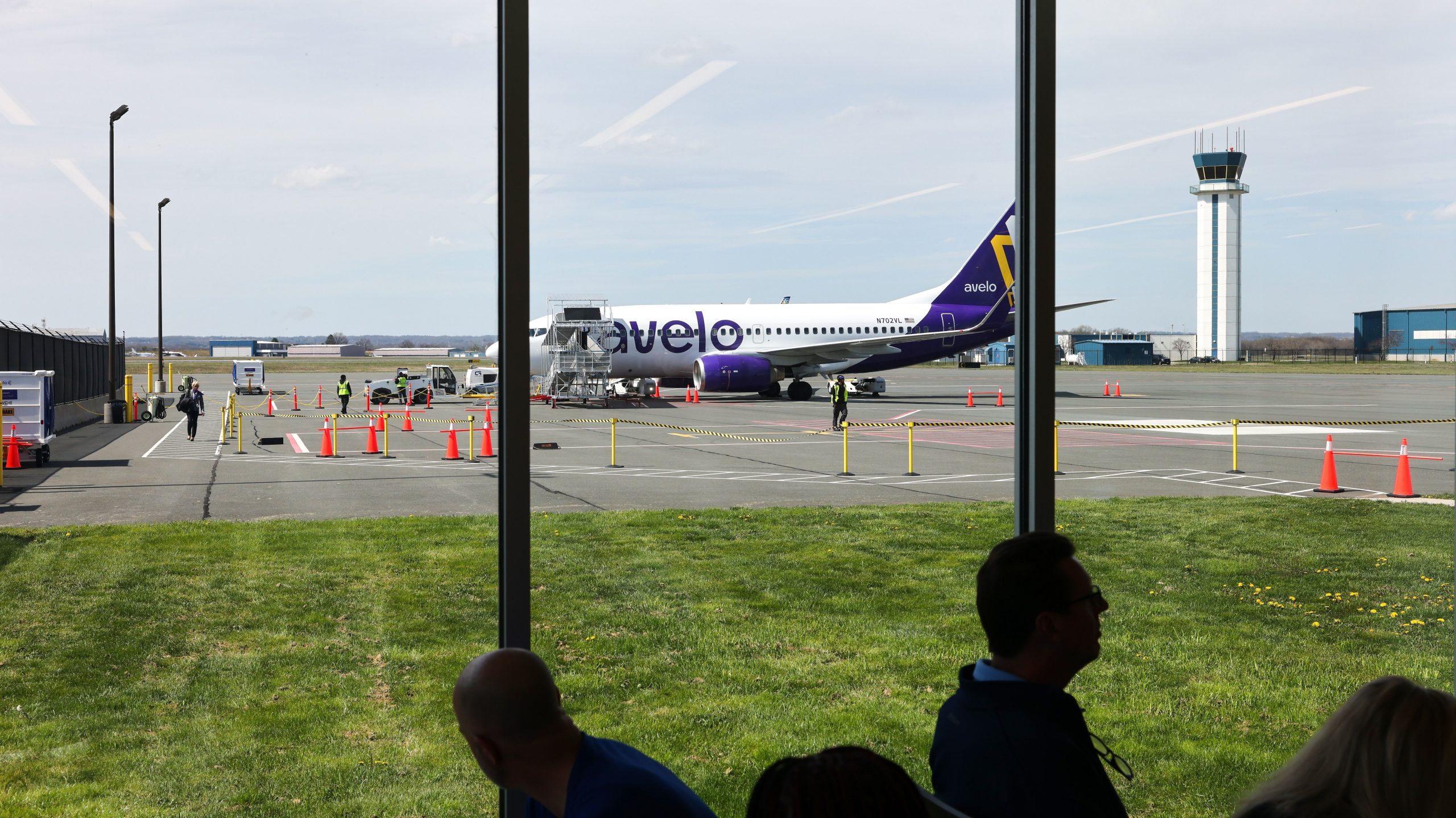 "Dói meu coração": os manifestantes se reúnem contra a operação de deportação da Avelo Airlines