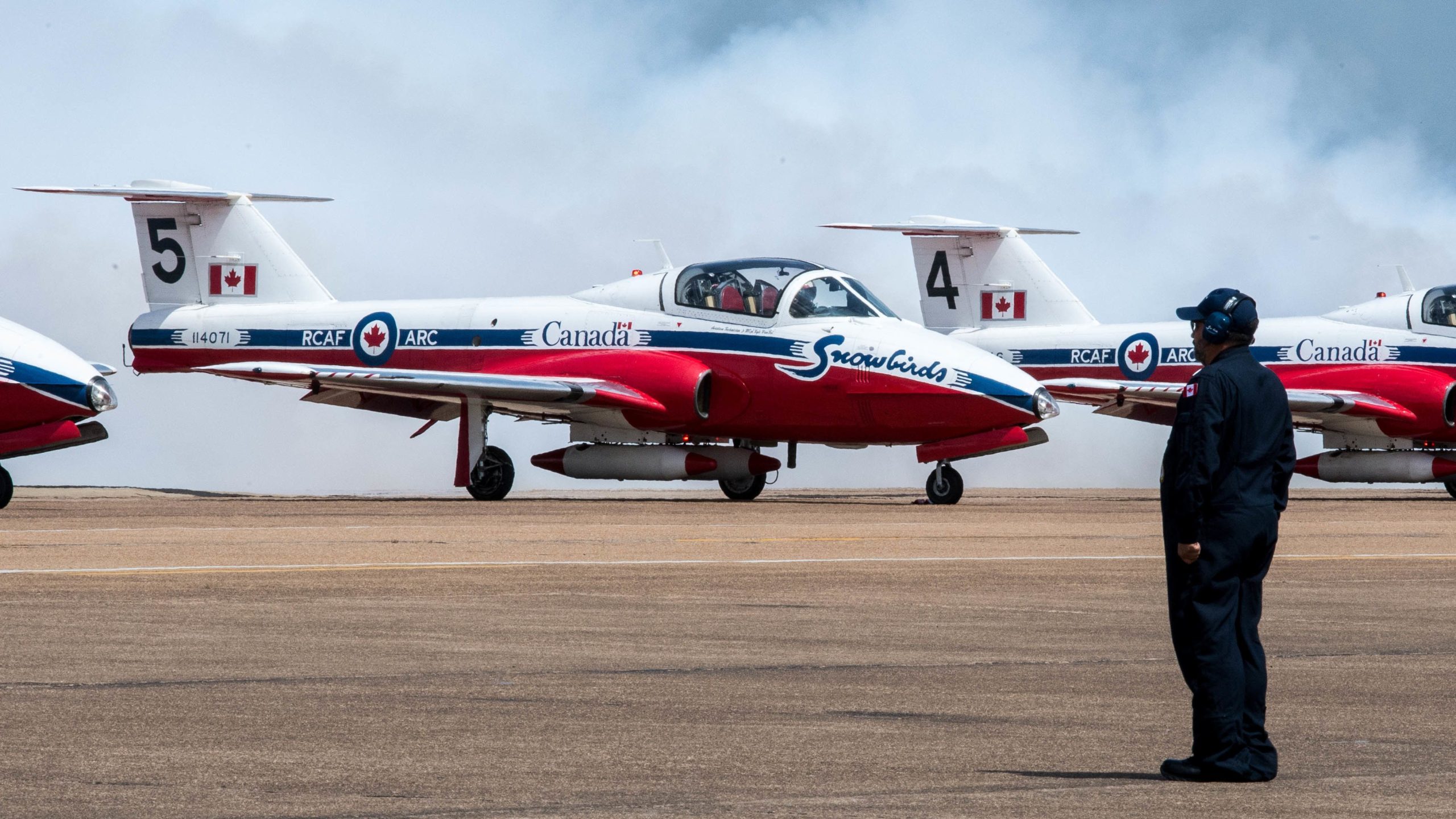 Snowbirds voam sobre Ottawa para comemorar o Dia do Canadá