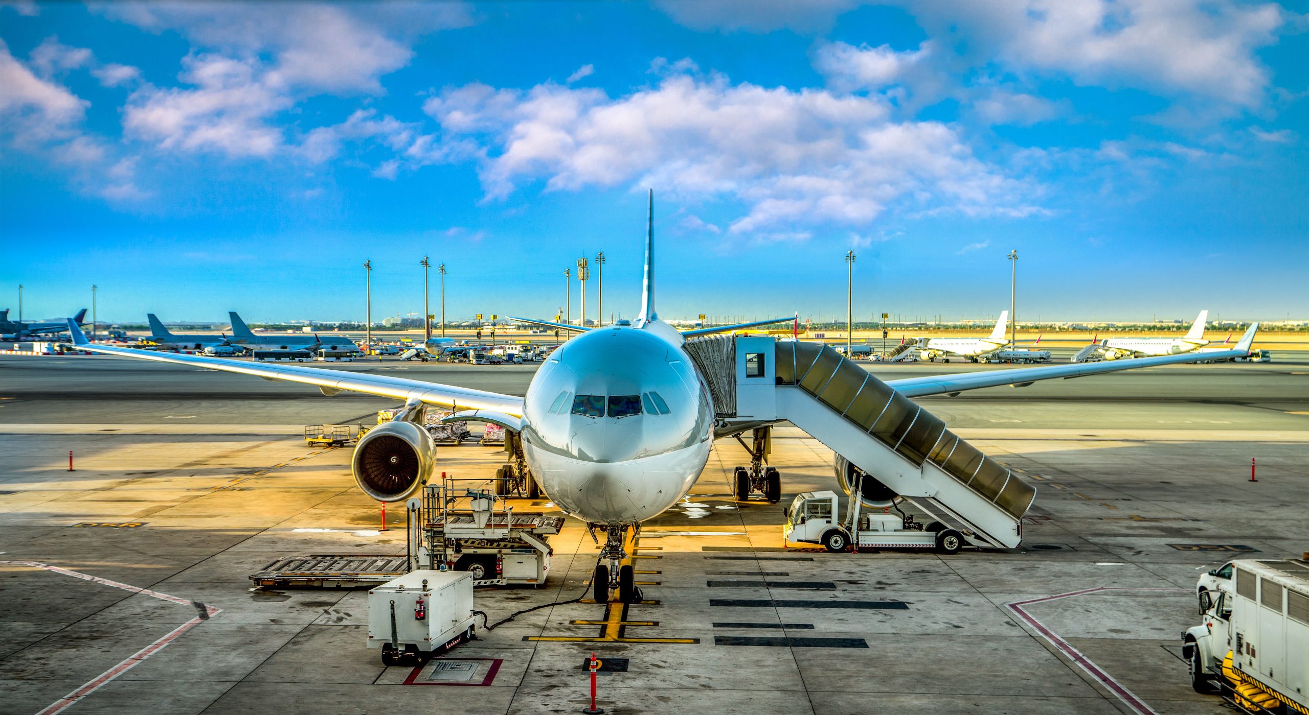Las aerolíneas cancelan y desvían abruptamente vuelos a Medio Oriente: qué saber si está afectado